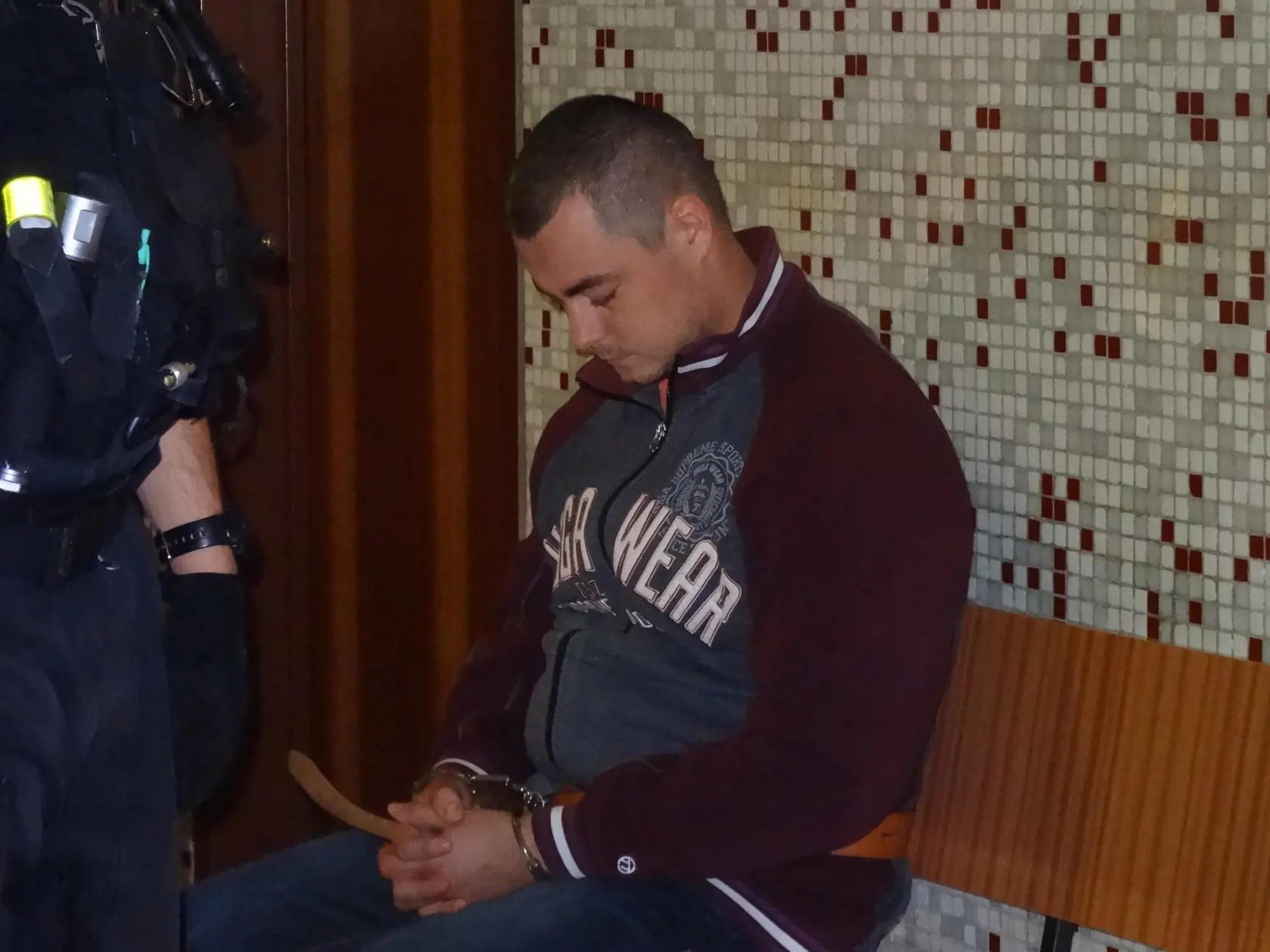 V prípade dokázania viny hrozí expolicajtovi trest 20-25 rokov alebo doživotie, keďže zavraždil blízku osobu.