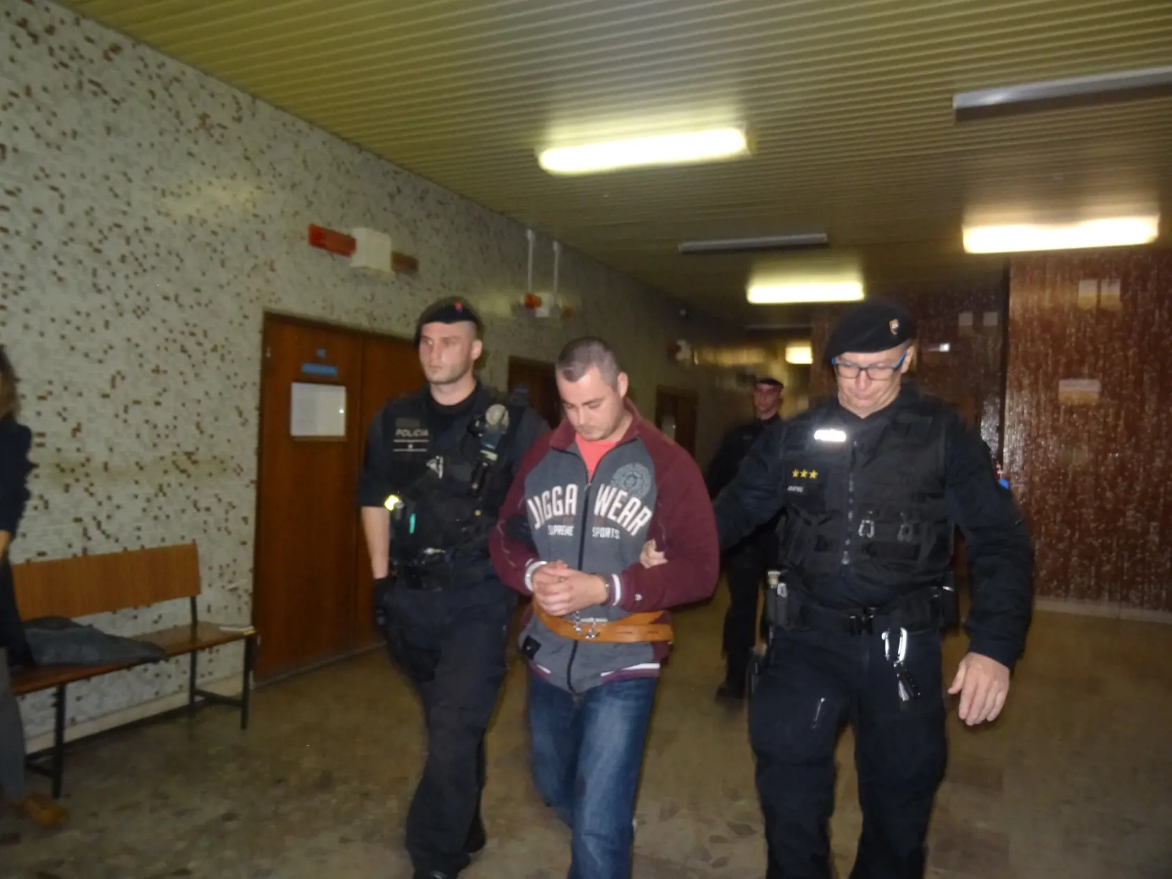 Expolicajt podal sťažnosť na zotrvanie vo väzbe, chce na slobodu.