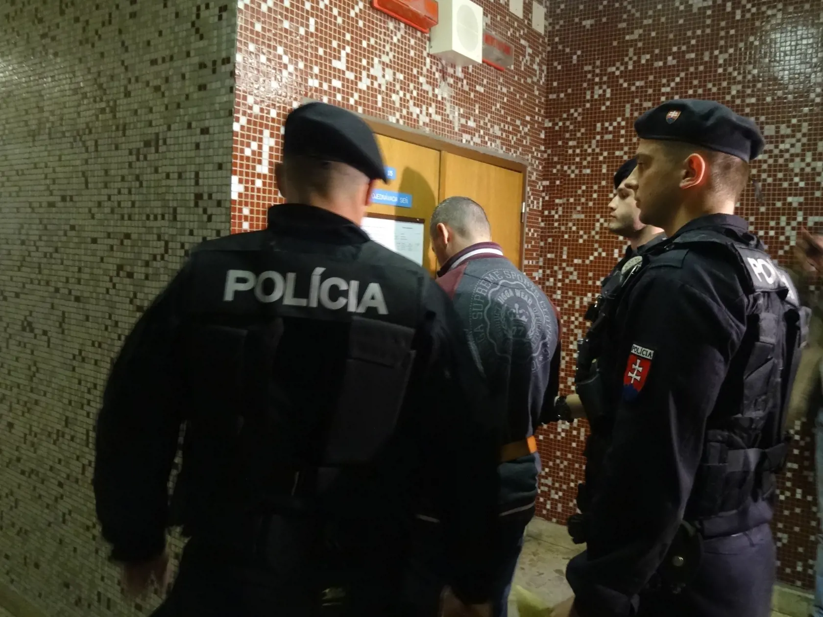 Na chodbe súdu stal bez slova.
