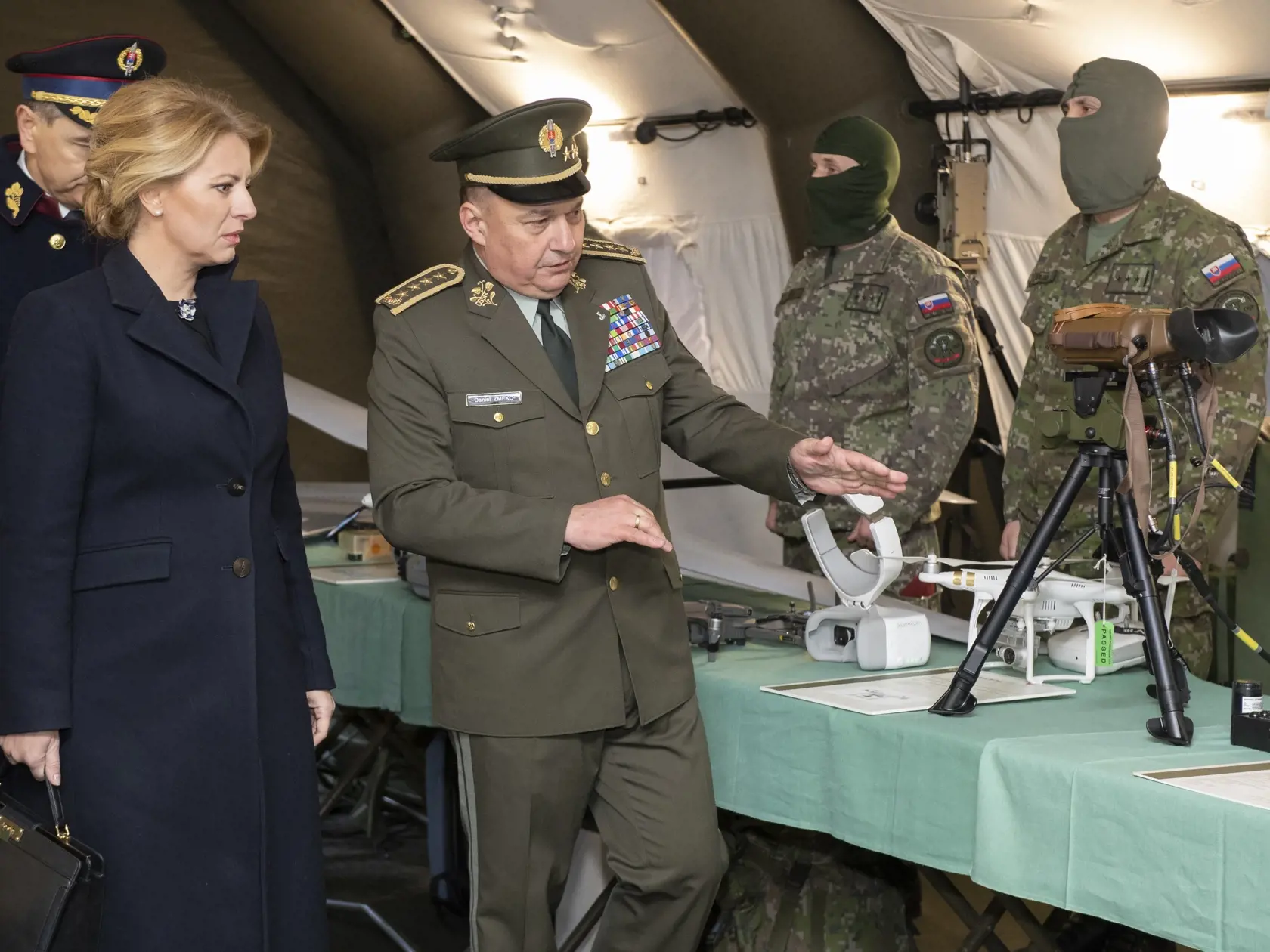 Na snímke v popredí sprava náčelník Generálneho štábu Ozbrojených síl SR Daniel Zmeko a prezidentka SR Zuzana Čaputová pri prehliadke bojovej techniky na nádvorí Ministerstva obrany SR 30. januára 2020 v Bratislave počas veliteľského zhromaždenia náčelníka Generálneho štábu Ozbrojených síl SR Daniela Zmeka, v rámci ktorého bude vyhodnotený výcvikový rok 2019 a
odprezentované úlohy na rok 2020. FOTO TASR - Pavel Neubauer




