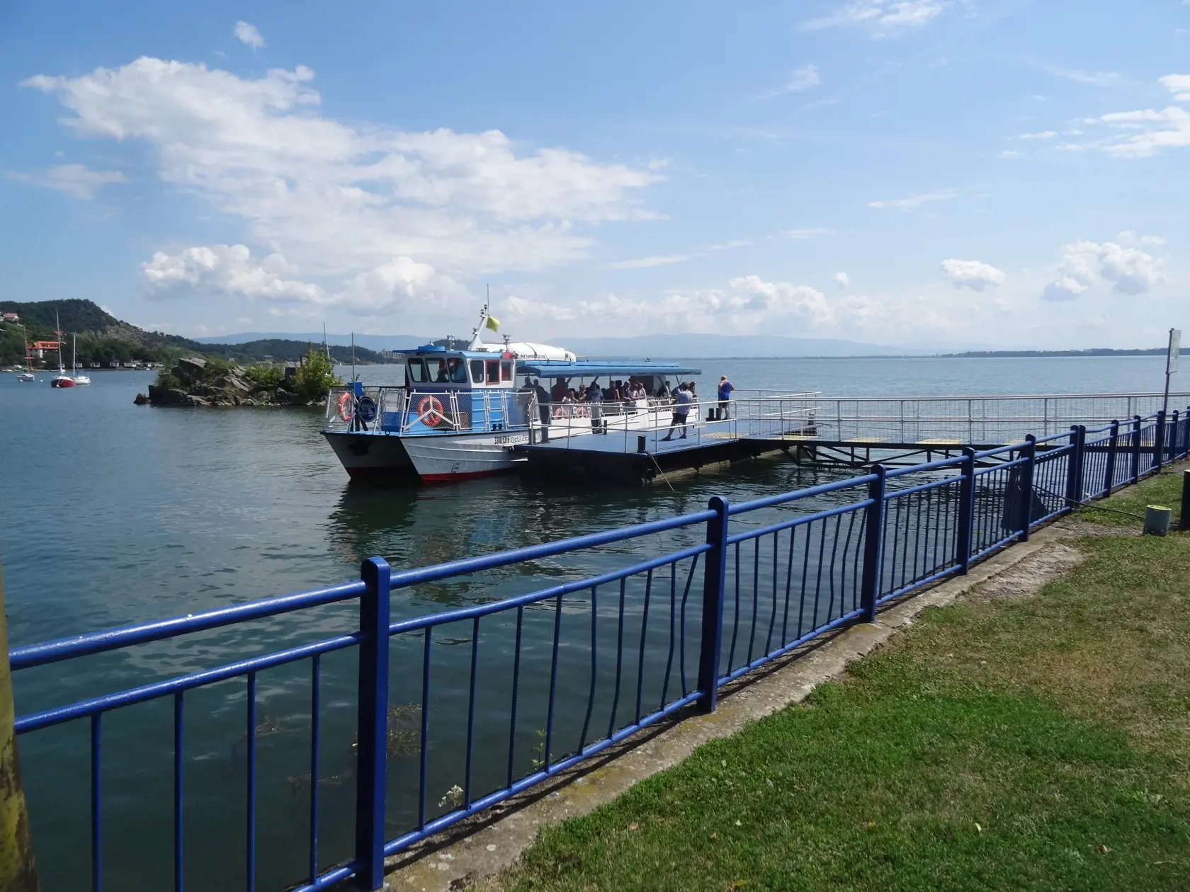 Lodenica - Hôrka odkiaľ sa realizuje vyhliadková plavba loďou.