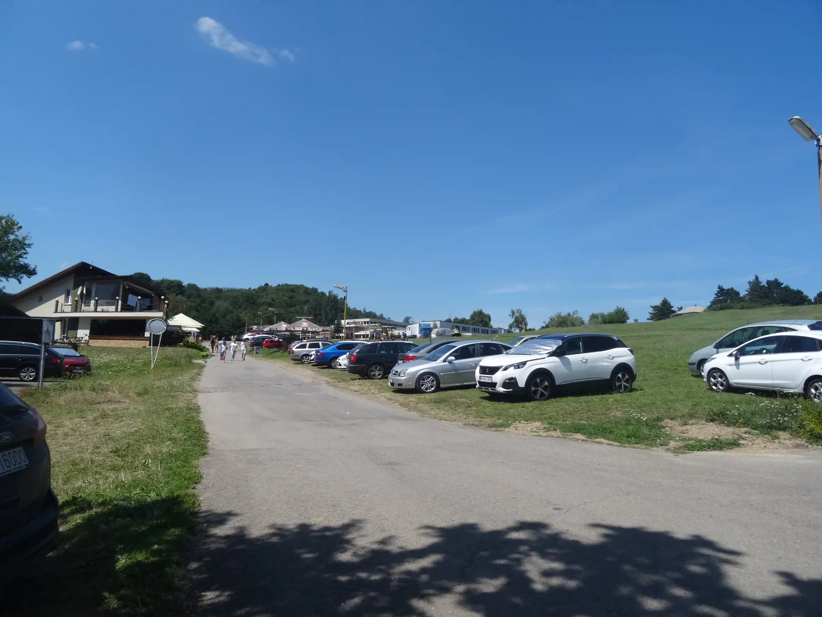 Nad čím sa mnohí pozastavili bolo parkovanie áut na tráve.