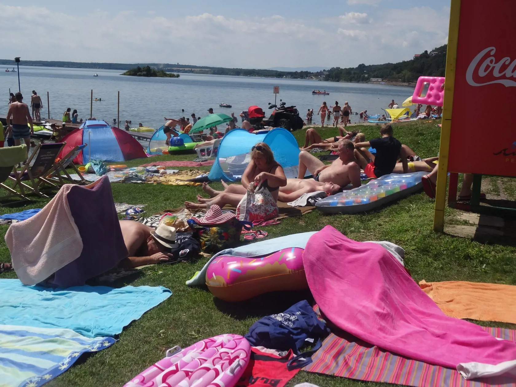 Stredisko Medvedia Hora na Zemplínskej šírave pripomínalo mravenisko. Pricestovali sem ľudia nielen z domova, ale aj  zo zahraničia - Poliaci, Maďari i Česi.