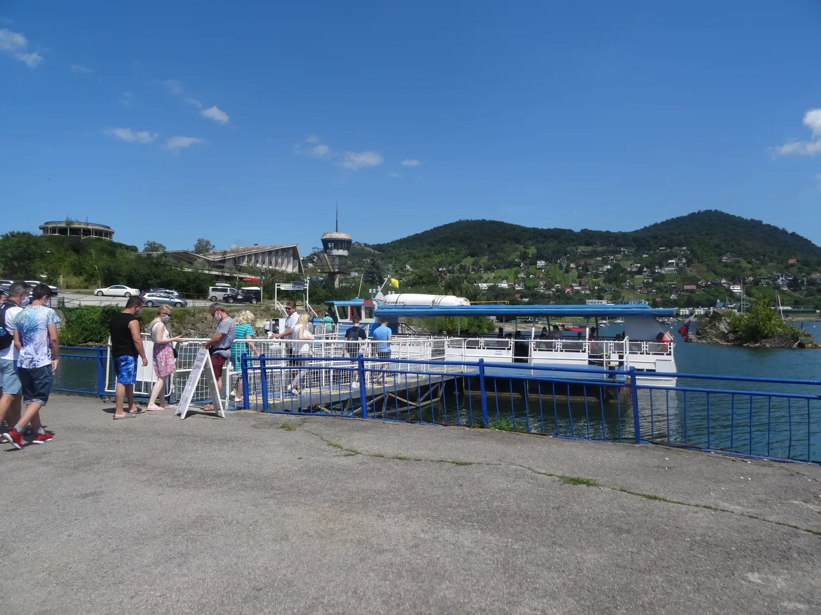 Lodenica - Hôrka odkiaľ sa realizuje vyhliadková plavba loďou.