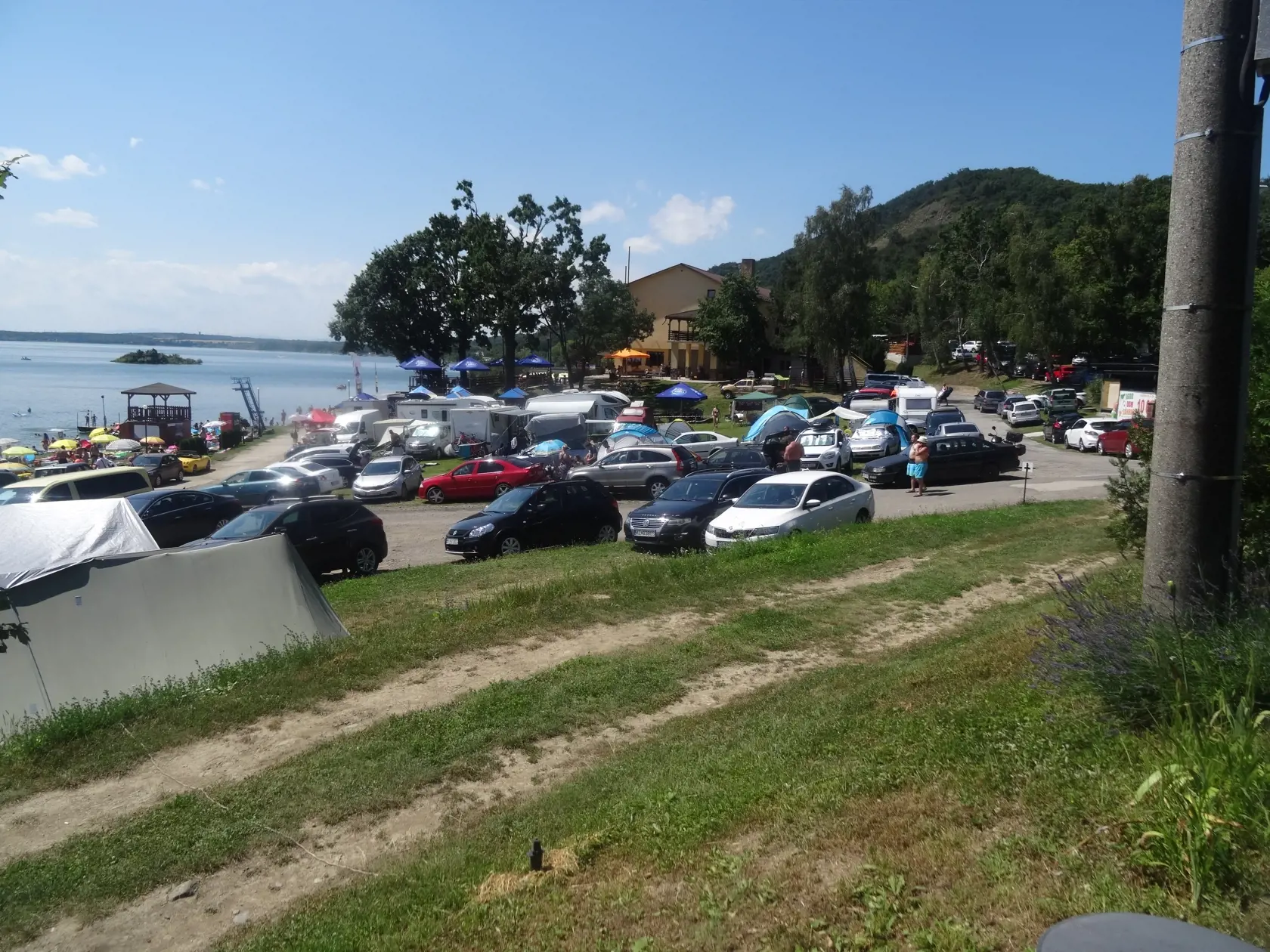 Nad čím sa mnohí pozastavili bolo parkovanie áut na tráve.
