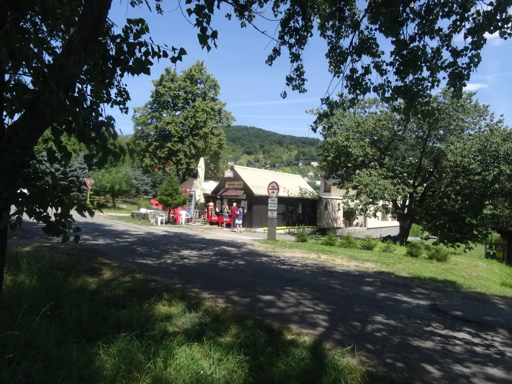 Pri stánkoch s langošmi sa netvorili rady.
