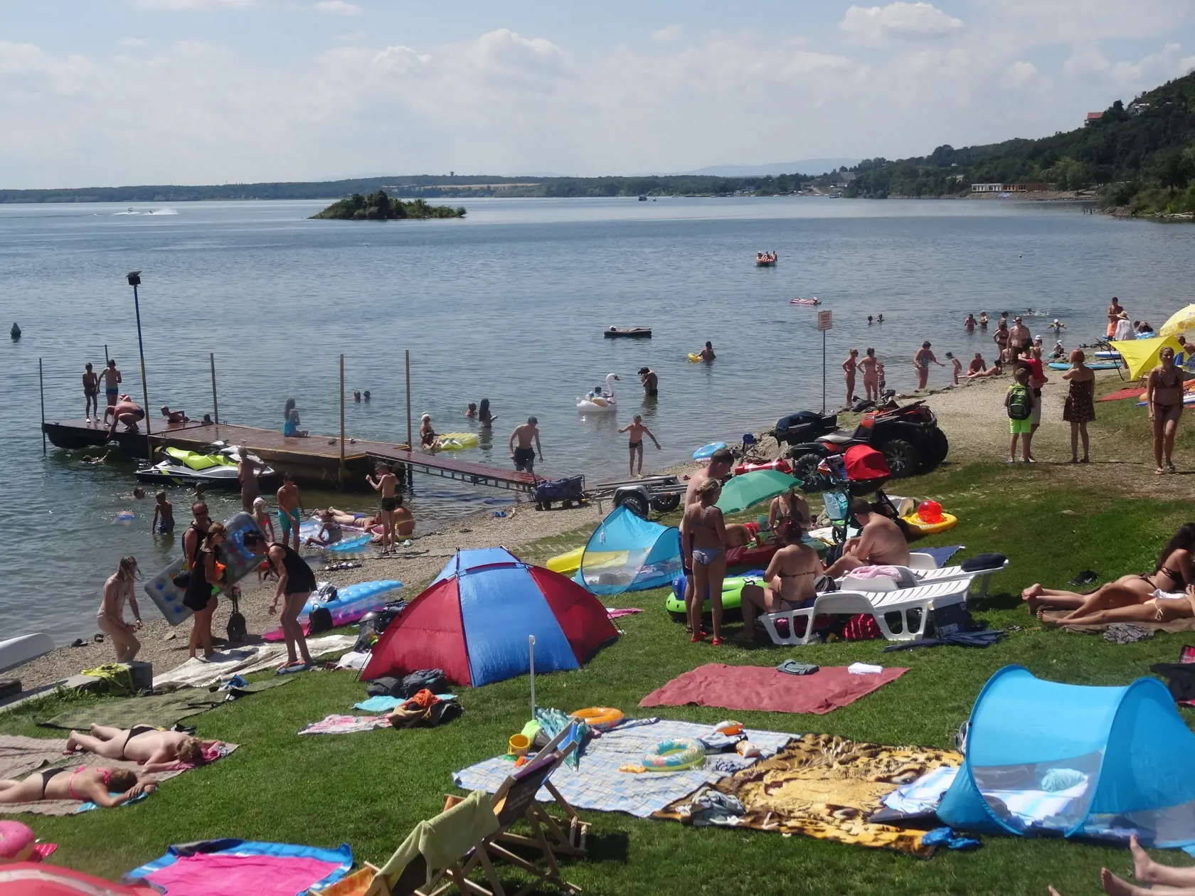 V horúčavách, ktoré momentálne panujú na našom území, je voda  a kúpanie najvyhľadávanejším spôsobom oddychu a ochladenia.