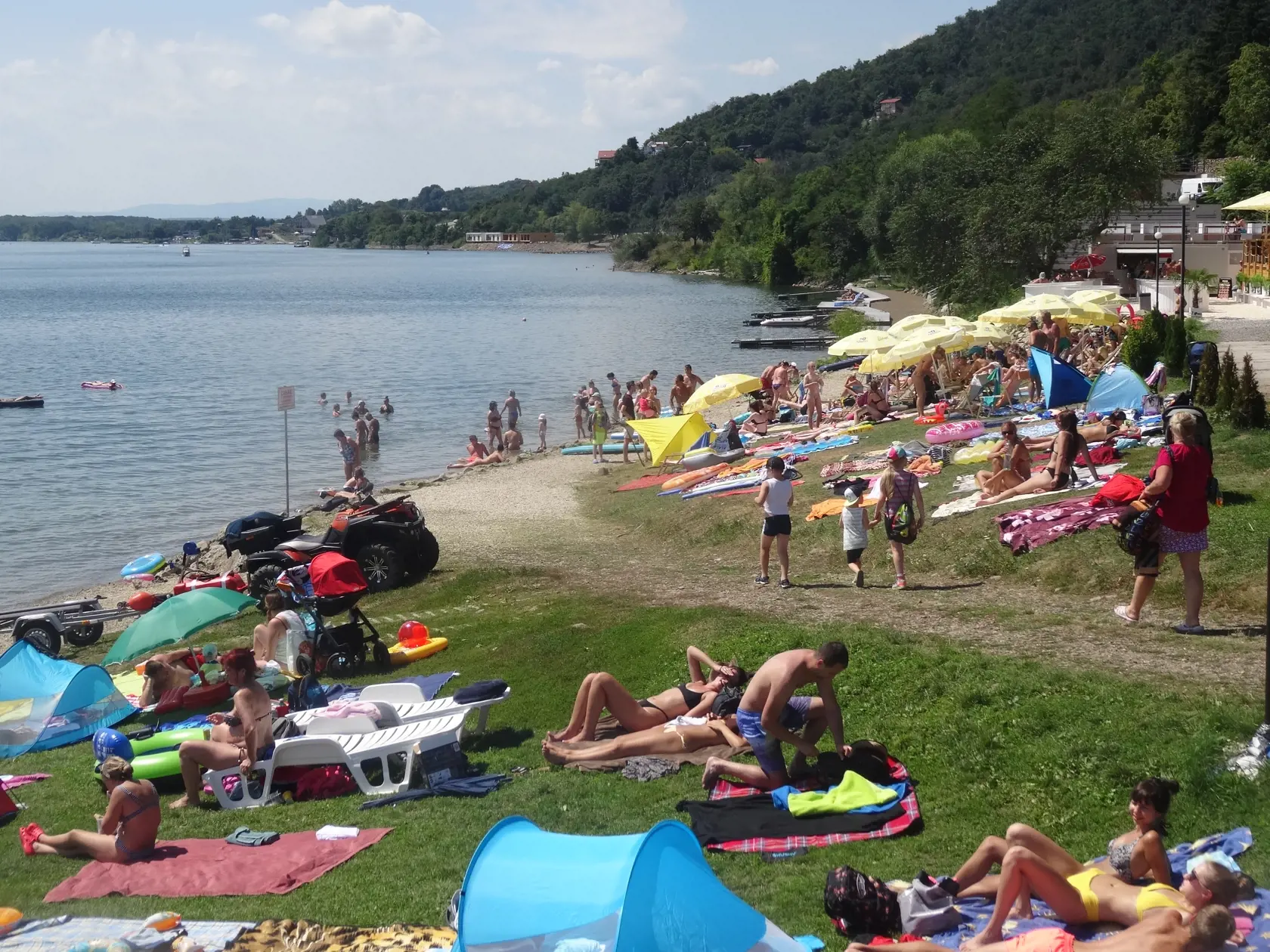 Stredisko Medvedia Hora na Zemplínskej šírave pripomínalo mravenisko. Pricestovali sem ľudia nielen z domova, ale aj  zo zahraničia - Poliaci, Maďari i Česi.