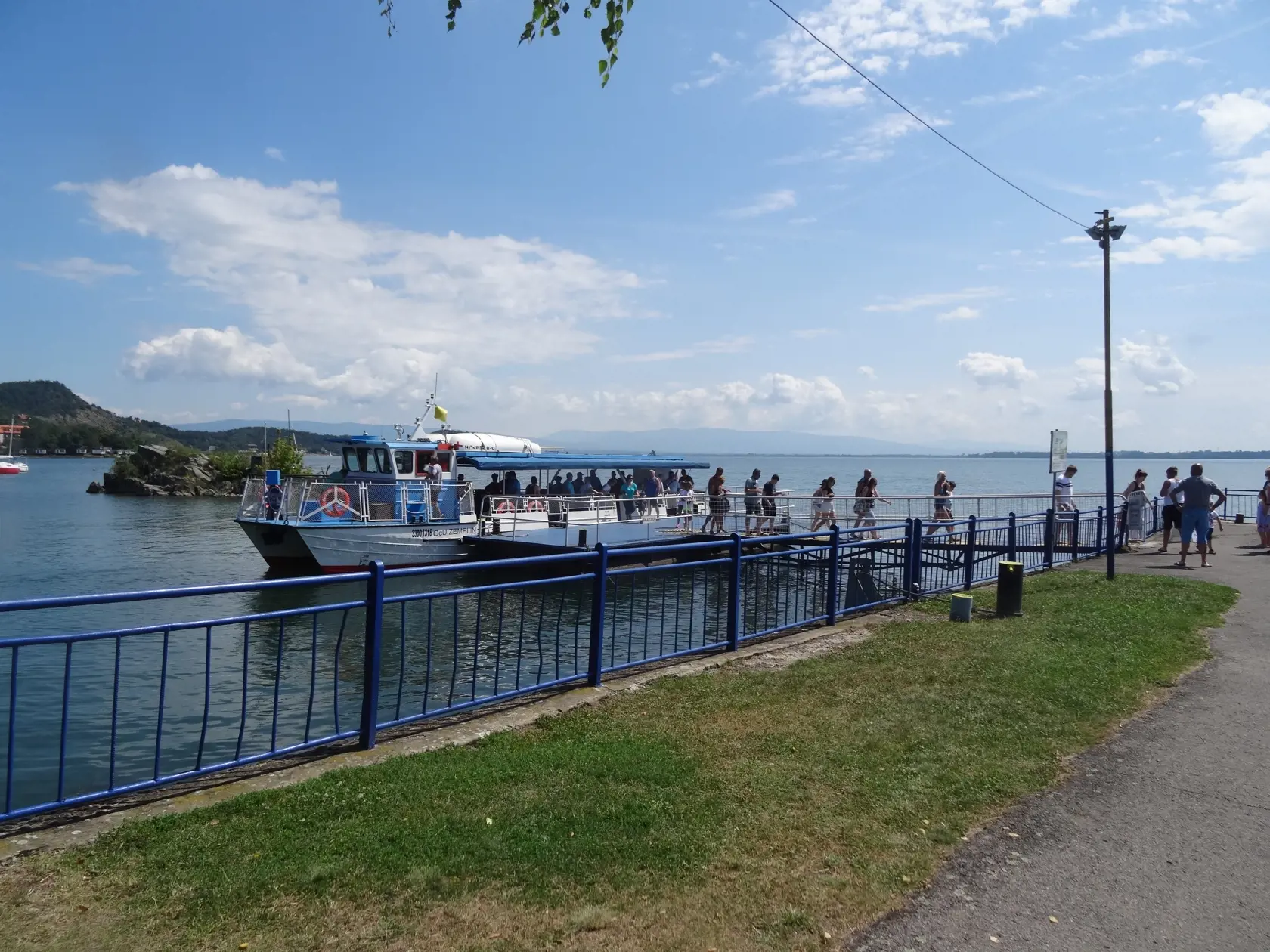 Lodenica - Hôrka odkiaľ sa realizuje vyhliadková plavba loďou.