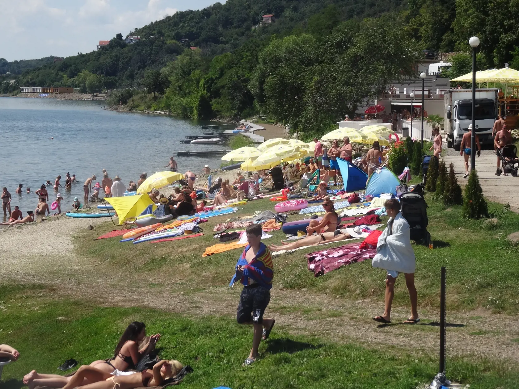 Stredisko Medvedia Hora na Zemplínskej šírave pripomínalo mravenisko. Pricestovali sem ľudia nielen z domova, ale aj  zo zahraničia - Poliaci, Maďari i Česi.