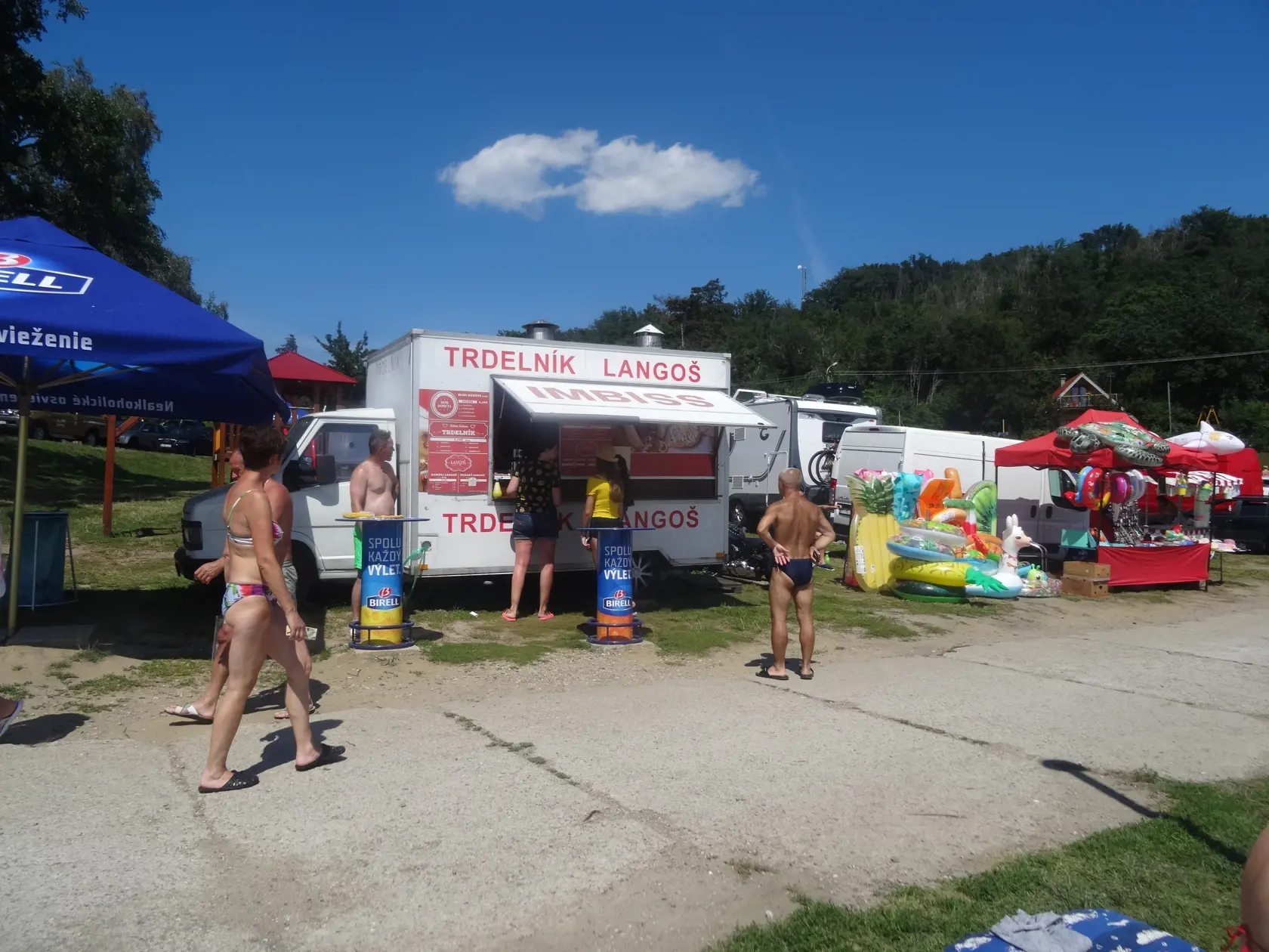 Stredisko Medvedia Hora na Zemplínskej šírave pripomínalo mravenisko. Pricestovali sem ľudia nielen z domova, ale aj  zo zahraničia - Poliaci, Maďari i Česi.
