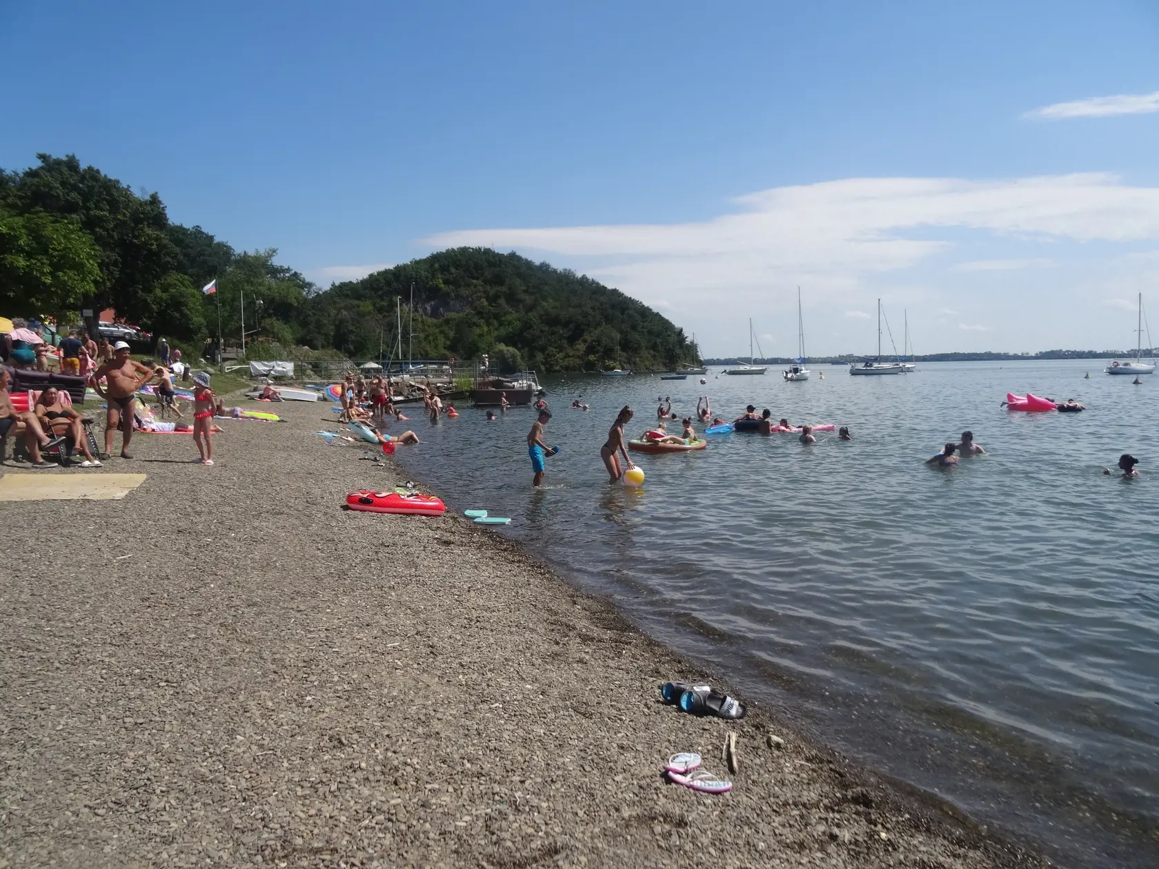 V horúčavách, ktoré momentálne panujú na našom území, je voda  a kúpanie najvyhľadávanejším spôsobom oddychu a ochladenia.