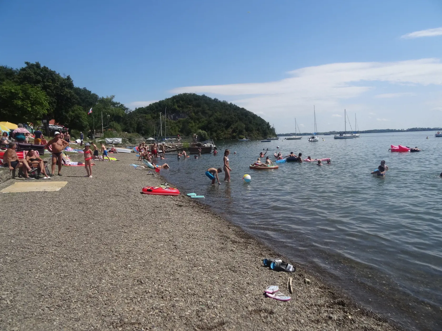 V horúčavách, ktoré momentálne panujú na našom území, je voda  a kúpanie najvyhľadávanejším spôsobom oddychu a ochladenia.