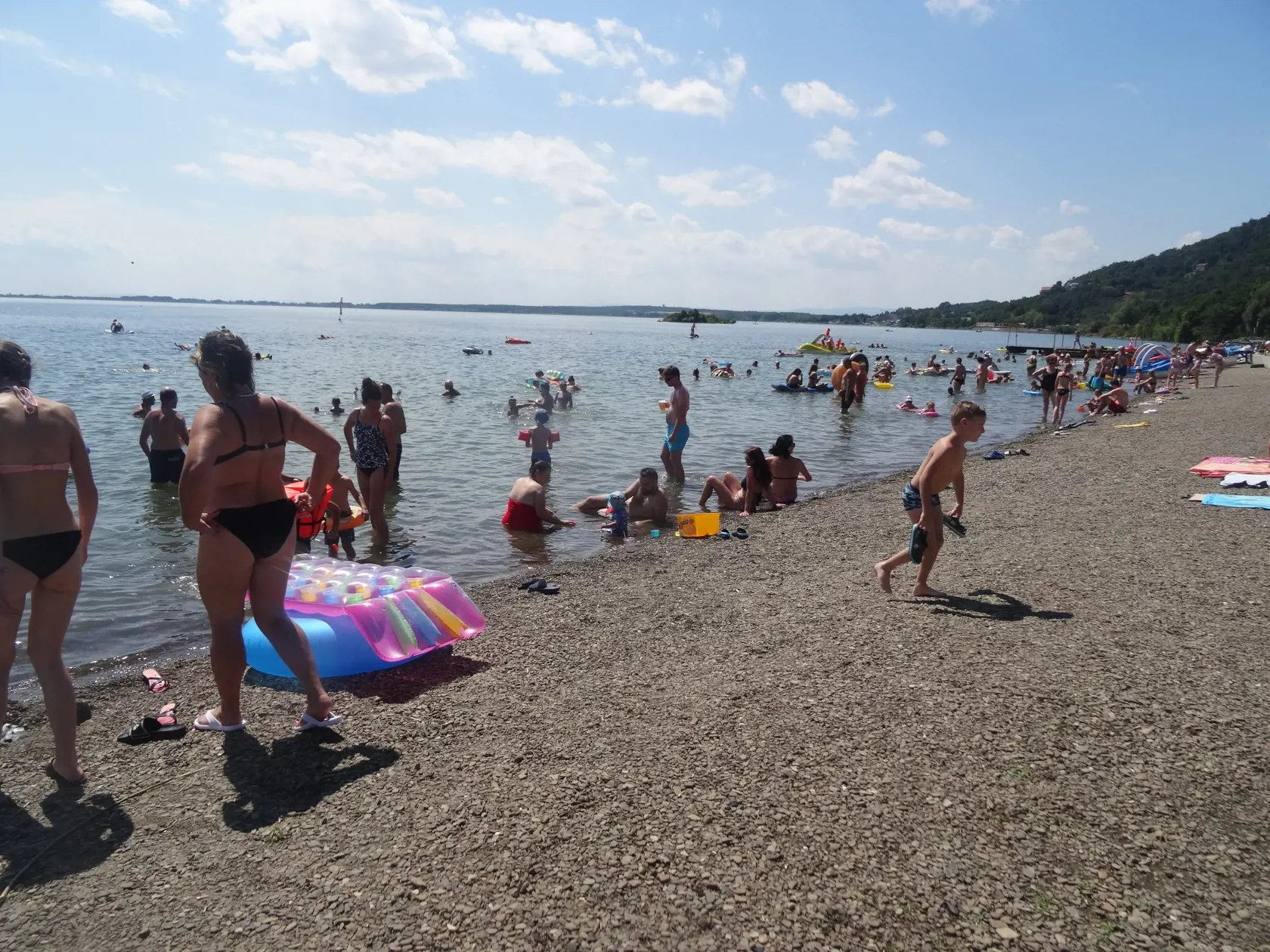 Stredisko Medvedia Hora na Zemplínskej šírave pripomínalo mravenisko. Pricestovali sem ľudia nielen z domova, ale aj  zo zahraničia - Poliaci, Maďari i Česi.