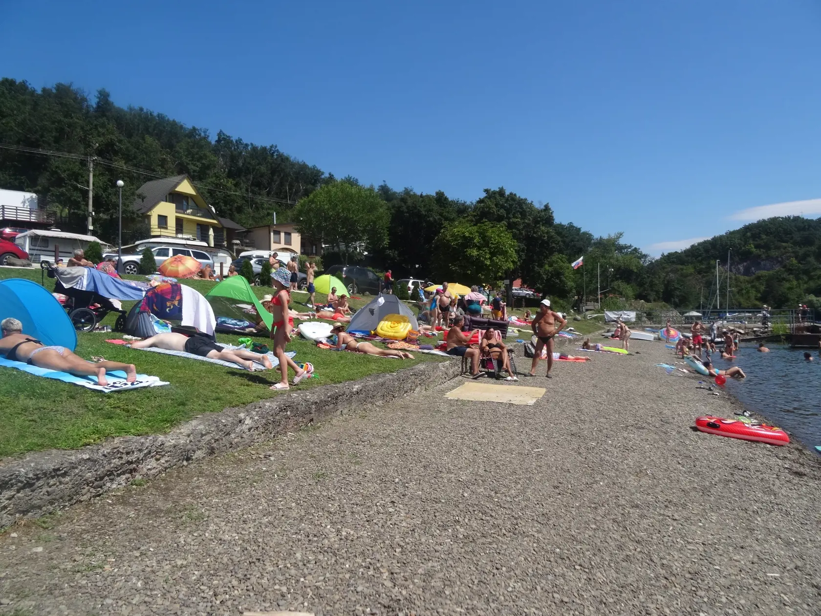 Stredisko Medvedia Hora na Zemplínskej šírave pripomínalo mravenisko. Pricestovali sem ľudia nielen z domova, ale aj  zo zahraničia - Poliaci, Maďari i Česi.