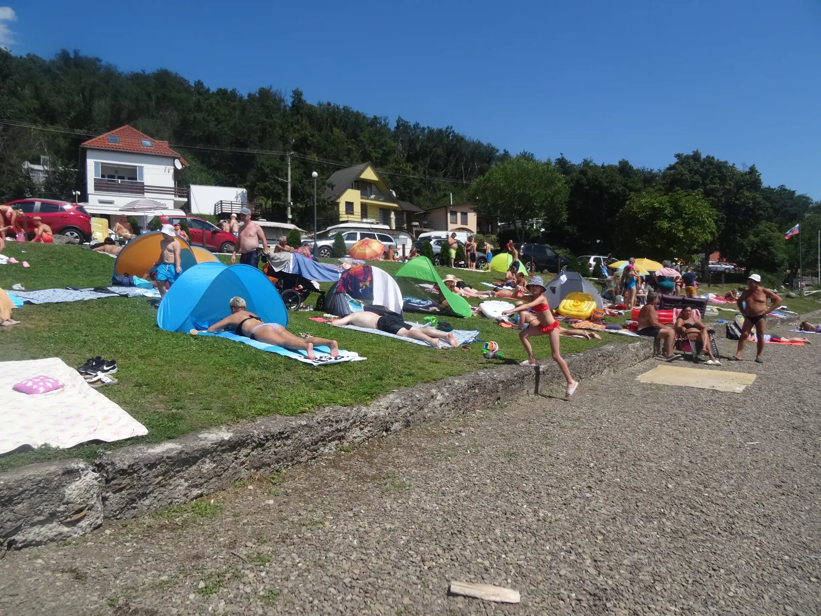 Stredisko Medvedia Hora na Zemplínskej šírave pripomínalo mravenisko. Pricestovali sem ľudia nielen z domova, ale aj  zo zahraničia - Poliaci, Maďari i Česi.