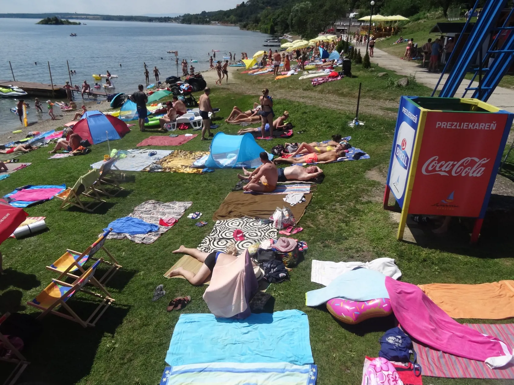 Stredisko Medvedia Hora na Zemplínskej šírave pripomínalo mravenisko. Pricestovali sem ľudia nielen z domova, ale aj  zo zahraničia - Poliaci, Maďari i Česi.