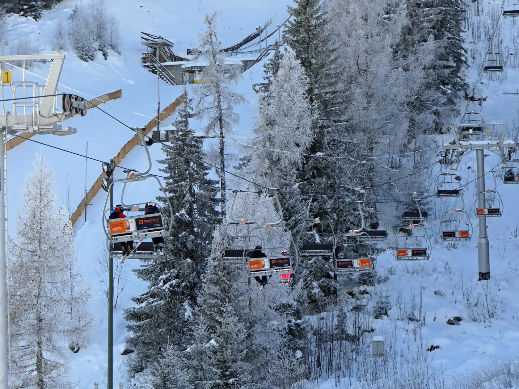 Na snímke z 4. decembra 2023 lyžiarsky vlek v lyžiarskom stredisku na Štrbskom Plese vo Vysokých Tatrách. FOTO TASR – Erika Ďurčová 