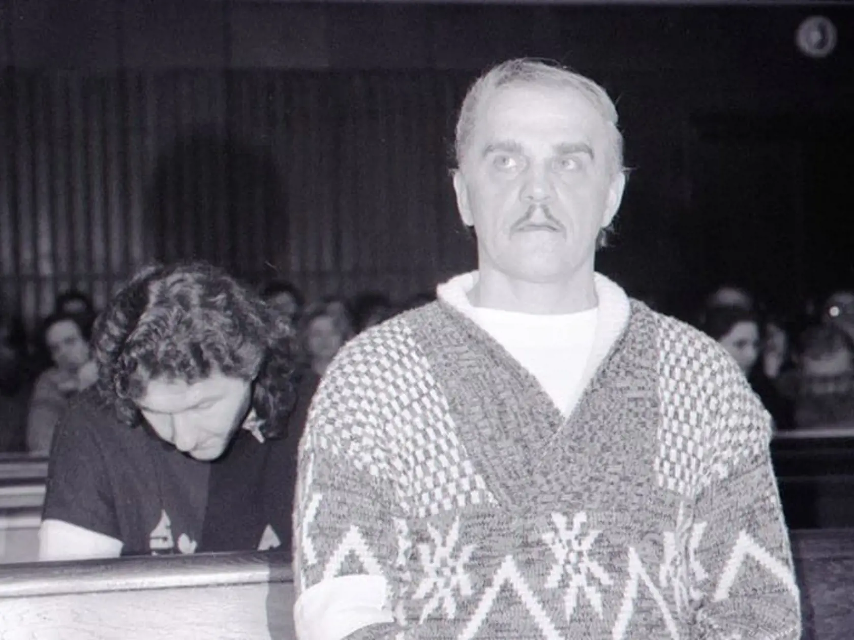 Ján Molnár, prvý vrah, ktorého po Nežnej revolúcii v roku 1989 odsúdili na doživotie, zostáva naďalej za mrežami väzenia v Leopoldove. Na verejnom zasadnutí v utorok 23. augusta 2016 totiž vzal späť svoju žiadosť o podmienečné prepustenie. Ján Molnár a Ľubor Masár v auguste 1990 v Rakúsku znásilnili a následne zaškrtili Holanďanku Gabriellu Widdershovenovú–Groenovú. Brutálny čin vtedy šokoval rakúsku aj slovenskú verejnosť. Na archívnej snímke zo 17. januára 1992 obžalovaní Ján Molnár (v popredí