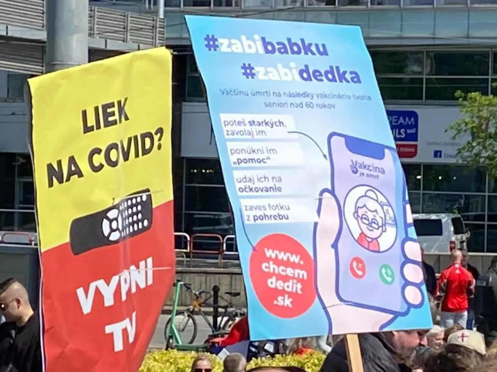 Odporcovia očkovania cez víkend protestovali v Bratislave.