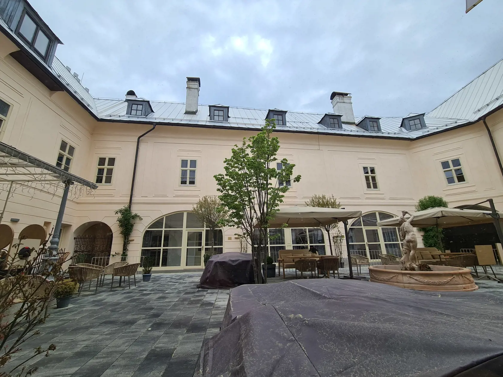 Zrekonštruovaný barokový palác v Banskej Štiavnici v ktorom má apartmán bývalý minister obrany Jaroslav Naď.