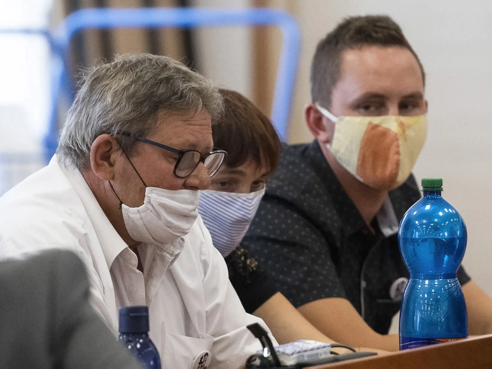 Na snímke zľava rodičia Jána Kuciaka Jozef a Jana Kuciakovci a brat Jozef Kuciak počas hlavného pojednávania v kauze vraždy Jána Kuciaka a Martiny Kušnírovej na Špecializovanom trestnom súde v Pezinku 23. júla 2020. FOTO TASR - Jaroslav Novák