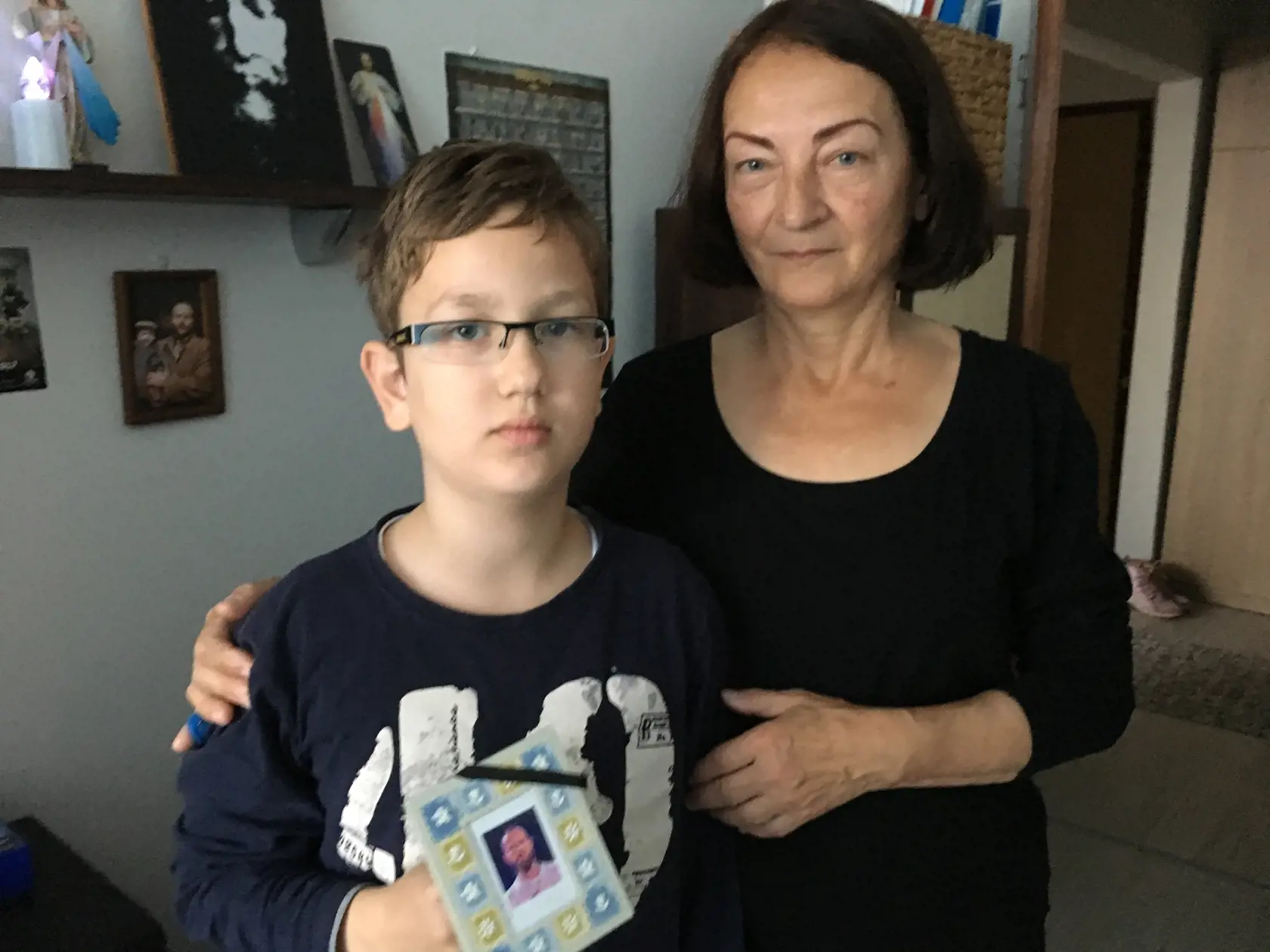 Matejko s babkou a fotkou svojho milovaného ocka Petra.