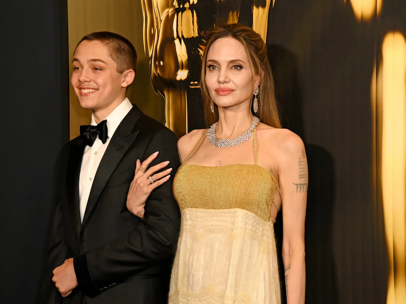 Bývalí manželia majú spolu šesť detí: Maddoxa (23), Paxa (21), Zaharu (19), Shiloh (18) a dvojičky Knoxa a Vivienne (16). Podľa zdroja magazínu People.com deti dvojice počas rozvodového konania chceli, aby sa Jolie verejne bránila.