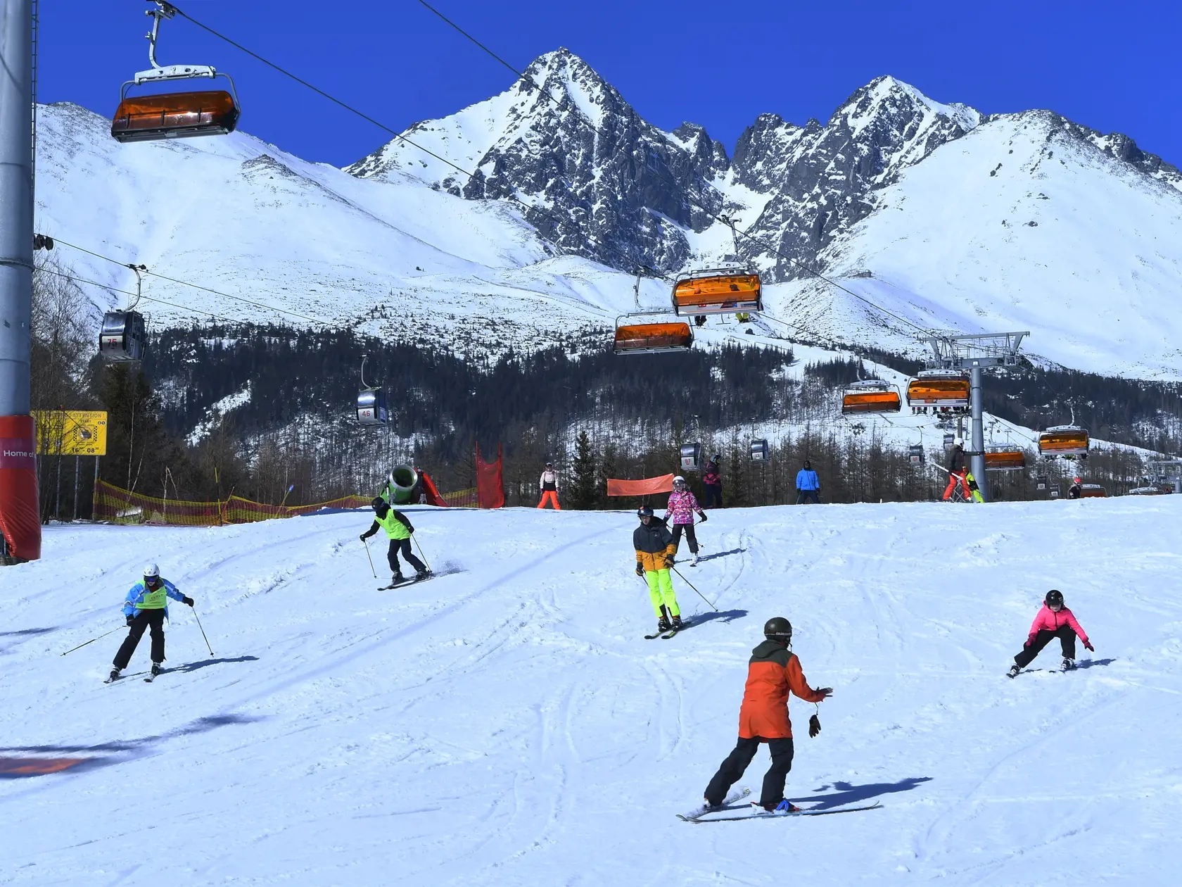 Prázdninová lyžovačka v Tatranskej Lomnici vo Vysokých Tatrách. Tatranská Lomnica, 2. marca 2022. FOTO TASR – Milan Kapusta
