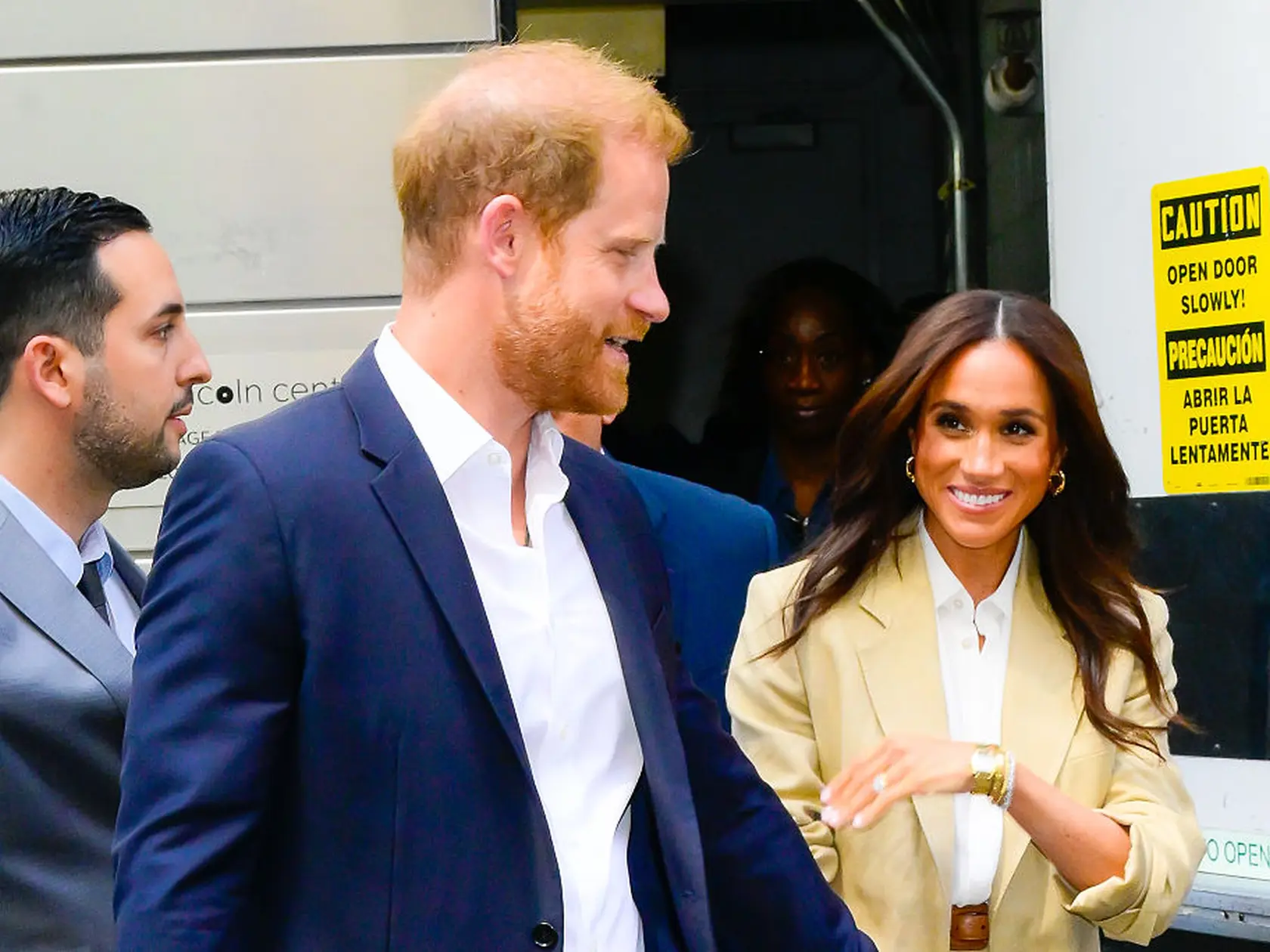 Meghan Markle a Kate Middleton sa pred kráľovskou svadbou Meghan a princa Harryho v roku 2018 pohádali kvôli šatám pre družičky. Meghan popiera, že by sa správala nevhodne a tvrdí, že ona je tá, ktorej ublížili.