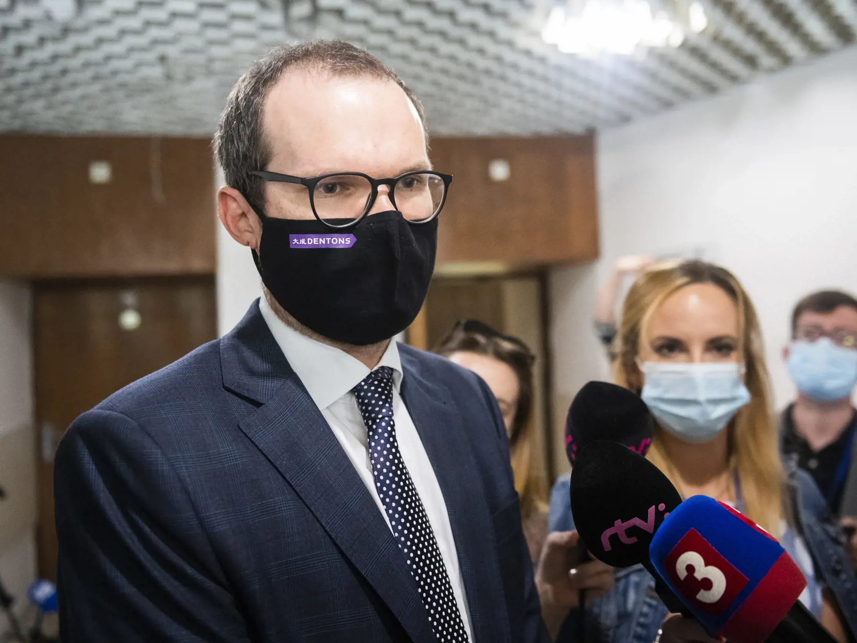 Na snímke splnomocnec rodiny Kuciakových Peter Kubina sa rozpráva s novinármi po verejnom zasadnutí na Najvyššom súde (NS) SR v kauze vraždy Jána Kuciaka a jeho snúbenice Martiny Kušnírovej v Bratislave 15. júna 2021. NS SR v utorok zrušil rozsudok Špecializovaného trestného súdu (ŠTS) zo septembra 2020, ktorým boli v kauze Kuciak spod obžaloby oslobodení Marian K. a Alena Zs. Vec vrátil späť na ŠTS tomu istému senátu. Zároveň uznal obžalovaného Tomáša Szabóa za vinného v prípade vraždy podnikat