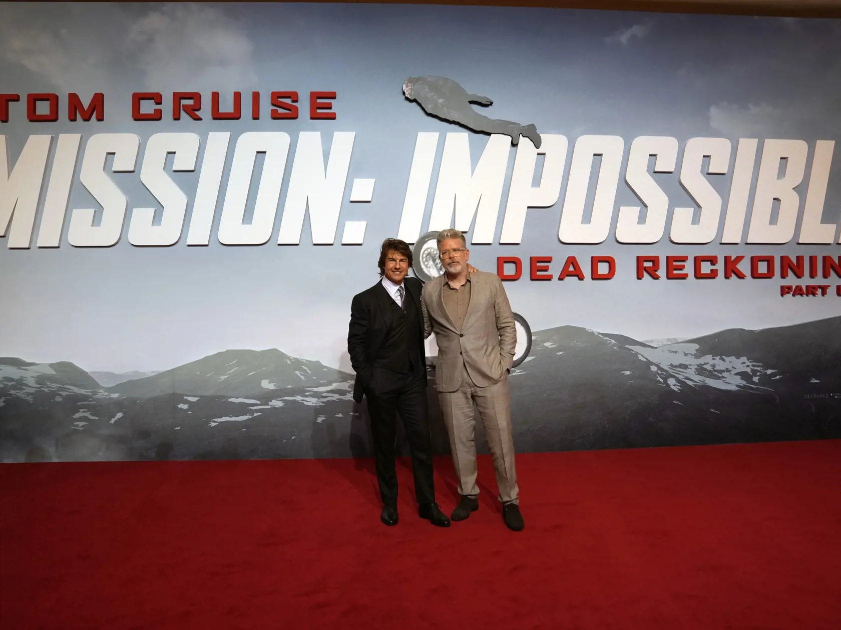 EBE 16 Abú Zabí- Na snímke zľava americký herec Tom Cruise a režisér Christopher McQuarrie pózujú fotografom pred premiérou akčného filmu Mission Impossible: Odplata - Prvá časť v hoteli Emirates Palace Mandarin Oriental v saudskoarabskom Abú Zabí 26. júna 2023. FOTO TASR/AP

Tom Cruise, left, and director Christopher McQuarrie pose for photographers at the premiere of the film "Mission Impossible, Dead Reckoning Part One" at the Emirates Palace in Abu Dhabi, United Arab Emirates, Monday, June 2