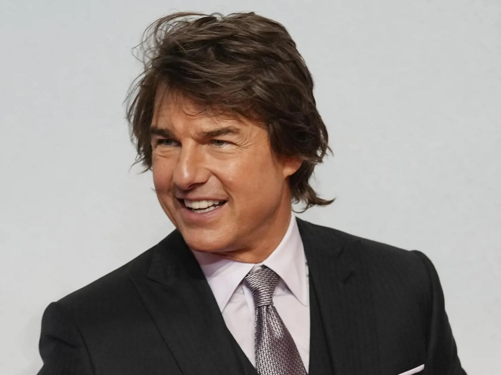 EBE 23 Abú Zabí- Na snímke americký herec Tom Cruise prichádza na premiéru akčného filmu Mission Impossible: Odplata - Prvá časť v hoteli Emirates Palace Mandarin Oriental v saudskoarabskom Abú Zabí 26. júna 2023. FOTO TASR/AP

Tom Cruise waves for photographers at the premiere of the film "Mission Impossible, Dead Reckoning Part One" at the Emirates Palace in Abu Dhabi, United Arab Emirates, Monday, June 26, 2023. (AP Photo/Kamran Jebreili)