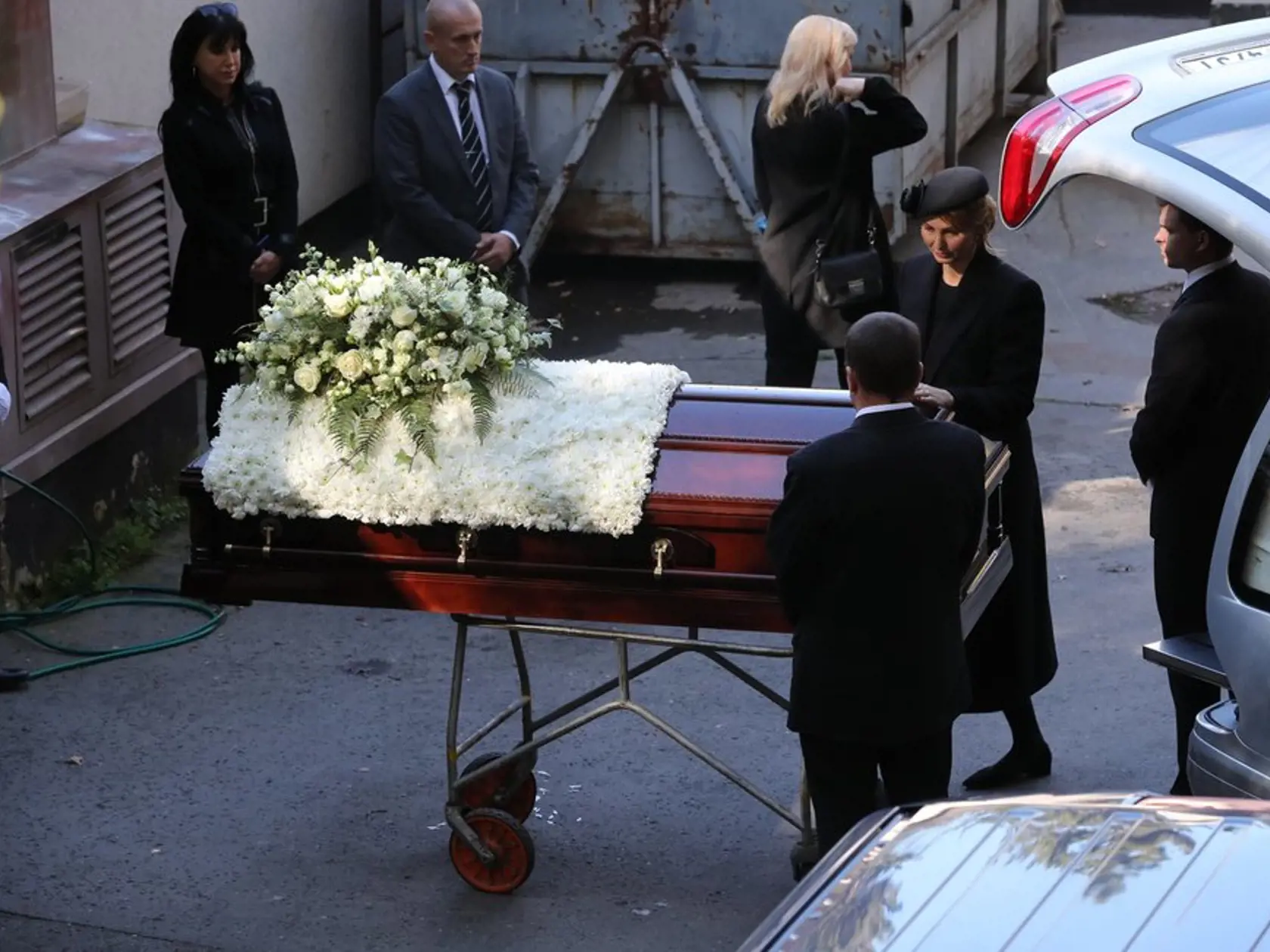 S milovaným manželom a otcom sa skutočne naposledy rozlúčili Ivana, Dominika i Lucie. A to priamo na dvore Krematória Motol.