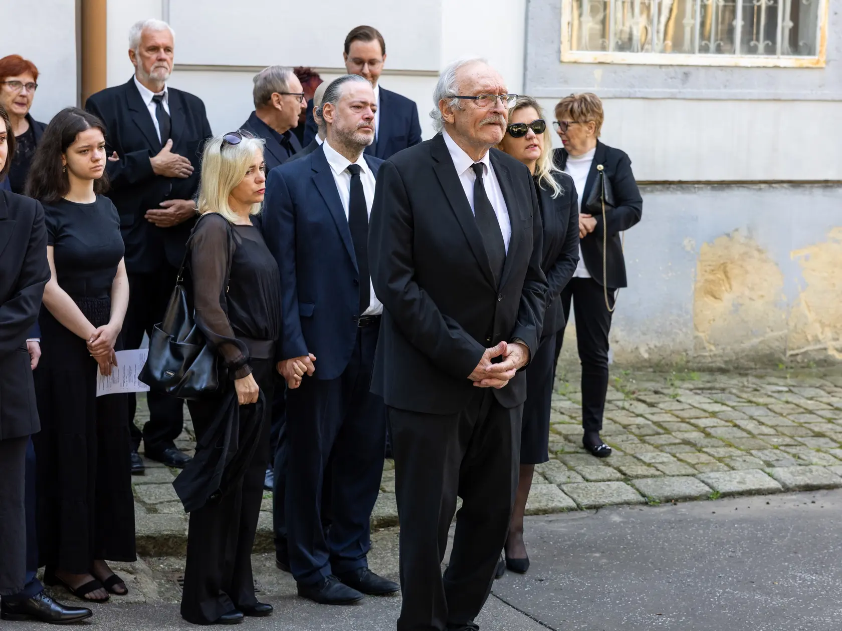 Rozlúčka s Danielou Kovárovou, manželkou herca Františka Kovára. V popredí František Kovár.