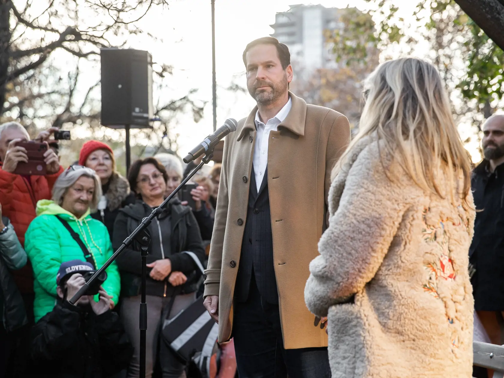 Spomienková akcia na speváka Miroslava "Mekyho" Žbirku pri jeho pamätnej lavičke v Bratislave. Na snímke Rudolf Kusý a Katarína Žbirková.