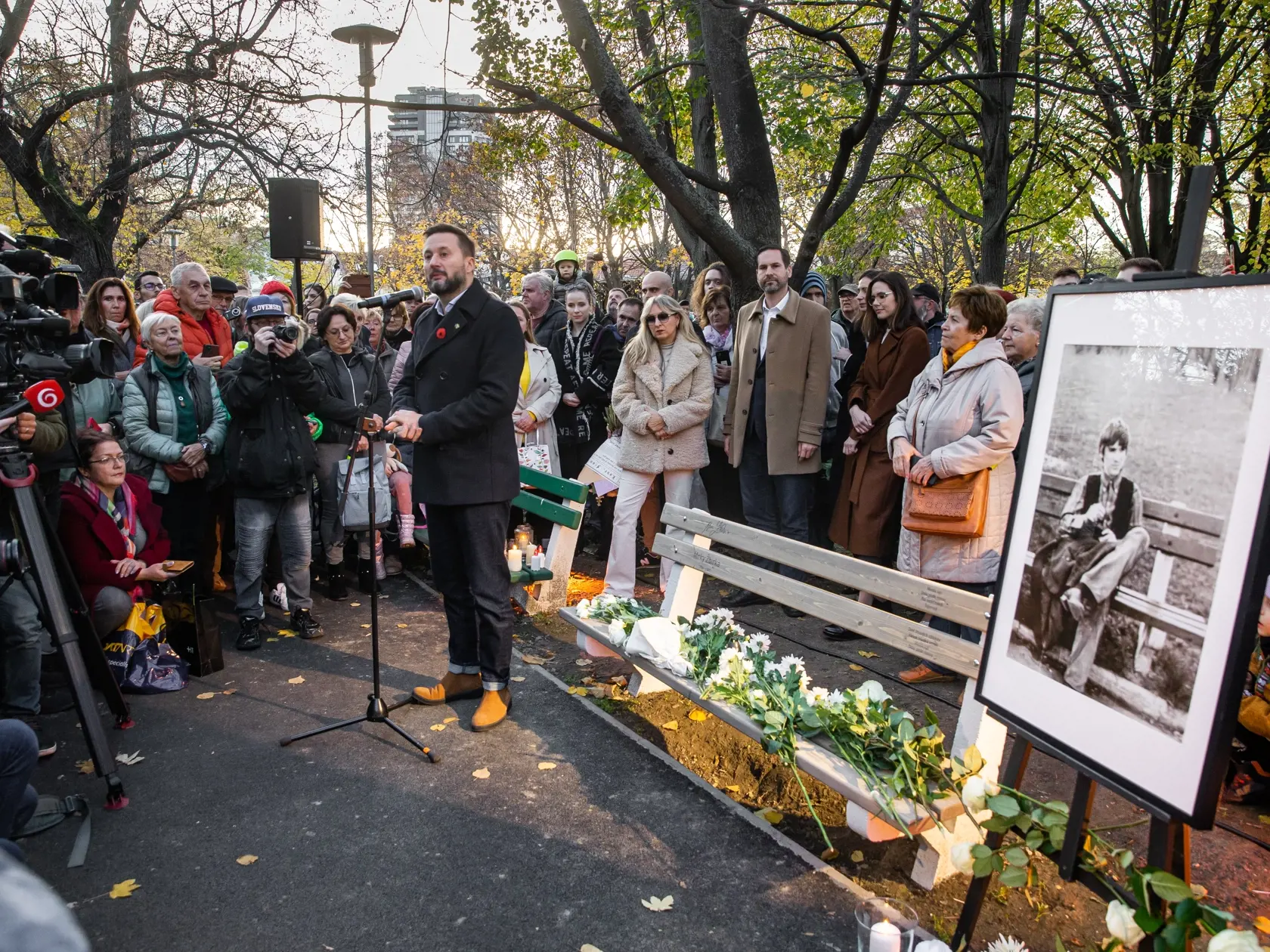 Spomienková akcia na speváka Miroslava "Mekyho" Žbirku pri jeho pamätnej lavičke v Bratislave. Na snímke Matúš Vallo, Rudolf Kusý a Katarína Žbirková.