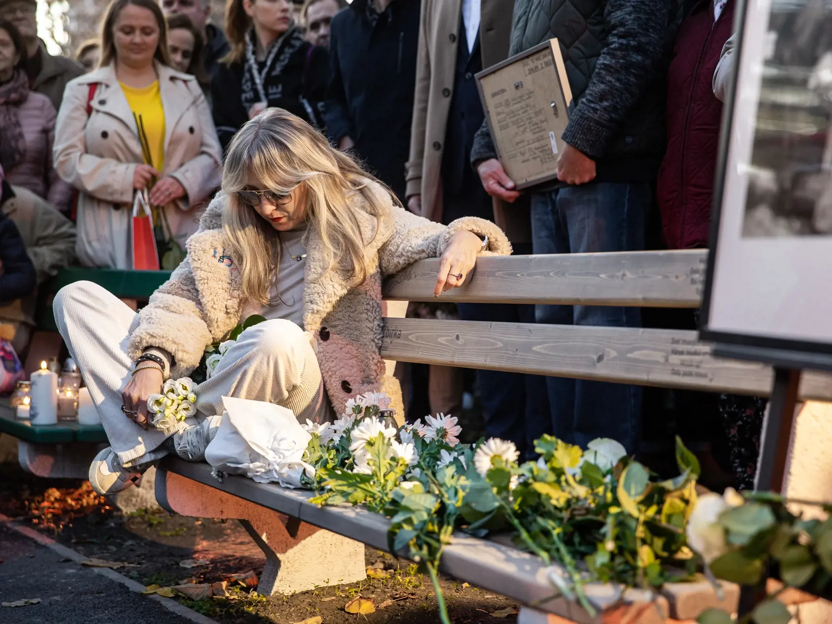 Spomienková akcia na speváka Miroslava "Mekyho" Žbirku pri jeho pamätnej lavičke v Bratislave. Na snímke Katarína Žbirková.