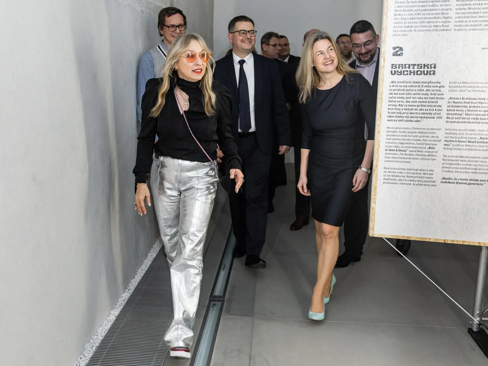 Výstava osobných predmetov zosnulého speváka Miroslava Žbirku na Bratislavskom hrade. Na snímke Katarína Žbirková a Natália Milanová.