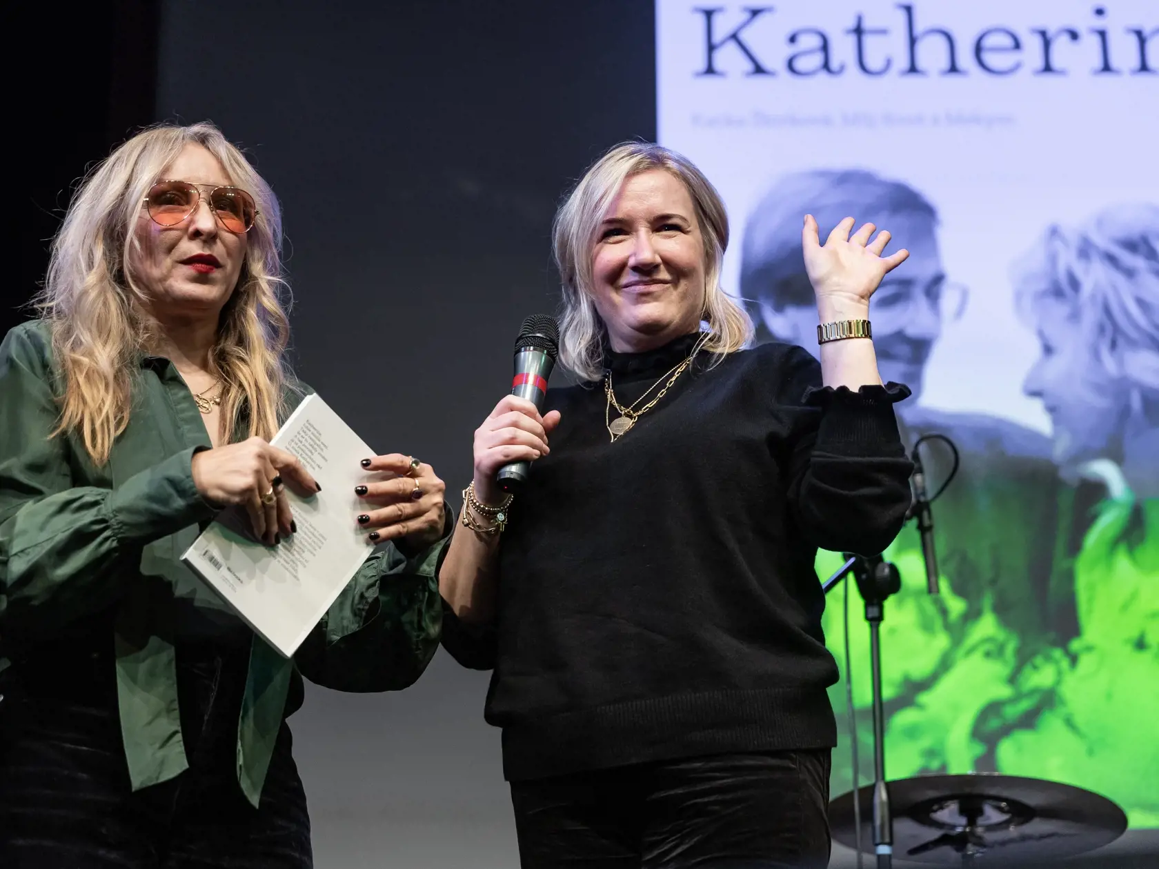 Krst knihy “Katherine” o živote speváka Miroslava Žbirku v bratislavskom štúdiu L+S. Na snímke Denisa Žbirková a Katarína Žbirková. 