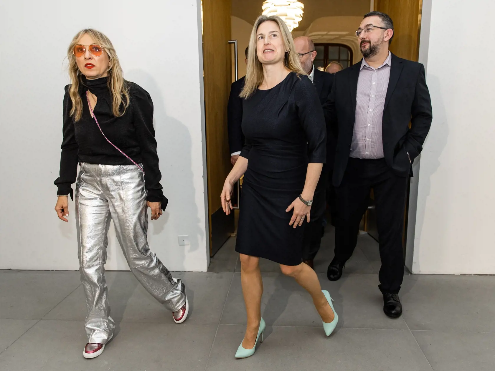 Výstava osobných predmetov zosnulého speváka Miroslava Žbirku na Bratislavskom hrade. Na snímke Katarína Žbirková a Natália Milanová.