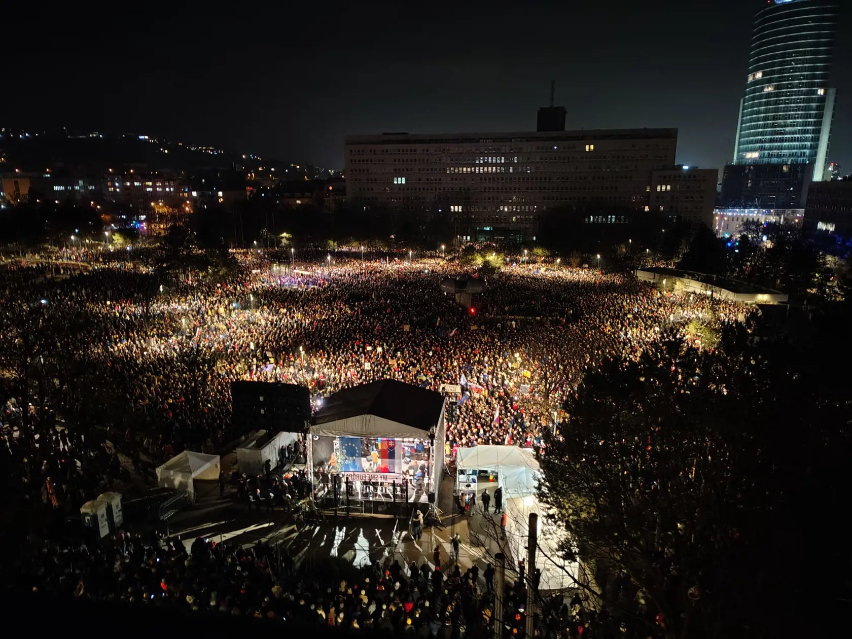V Bratislave sa protestuje, davu sa prihovoril aj český herec Bolek Polívka.