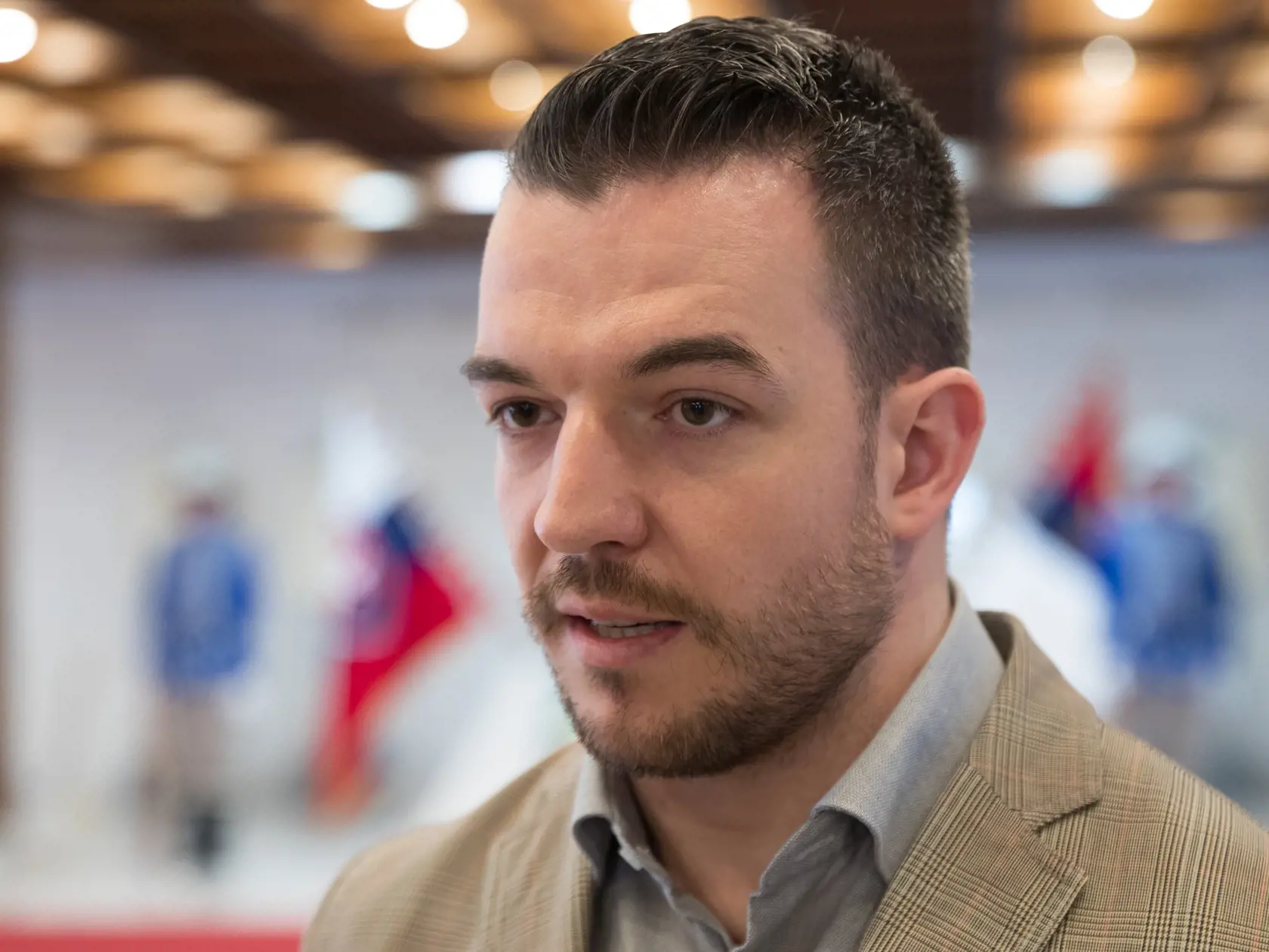 Neznámy aktivista rosypal pred budovou Národnej rady SR v Bratislave lajnu práškovej hmoty, ktorá bola v obale z múky. V rukách držal transparent s nápisom "Prekračujete lajnu slušnosti". Miesto bolo ochrankou opáskované a na miesto privolaní hasiči, ktorí sa postarali o odstránenie v zmysle predpisov o nakladaní s nebezpečným odpadom. Na snímke je hovorca kancelárie Národnej rady Tomáš Kostelník.