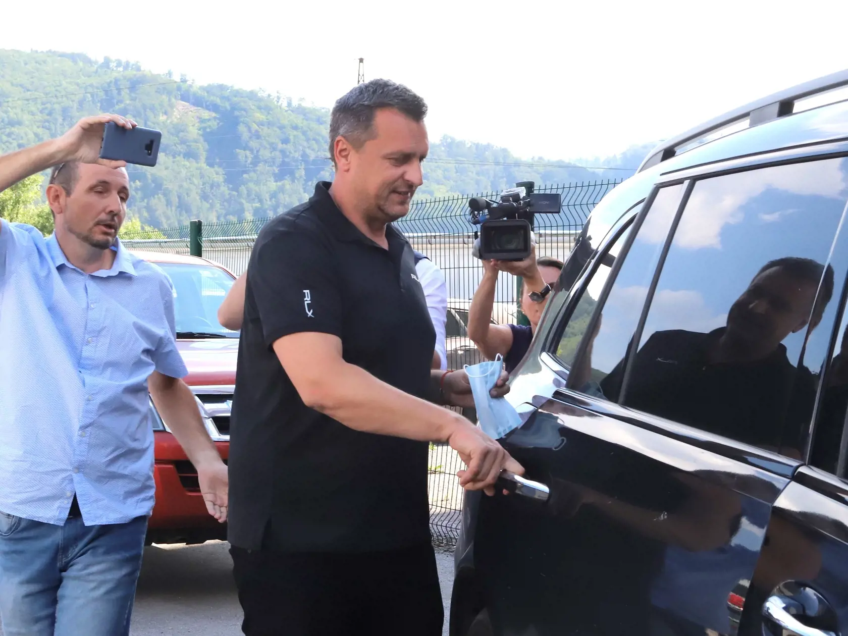 Na snímke bývalý predseda Národnej rady SR a líder mimoparlamentnej Slovenskej národnej strany (SNS) Andrej Danko nastupuje do auta po výpovedi na Národnej kriminálnej agentúre (NAKA) v Banskej Bystrici 23. júla 2020. FOTO TASR - Ján Krošlák