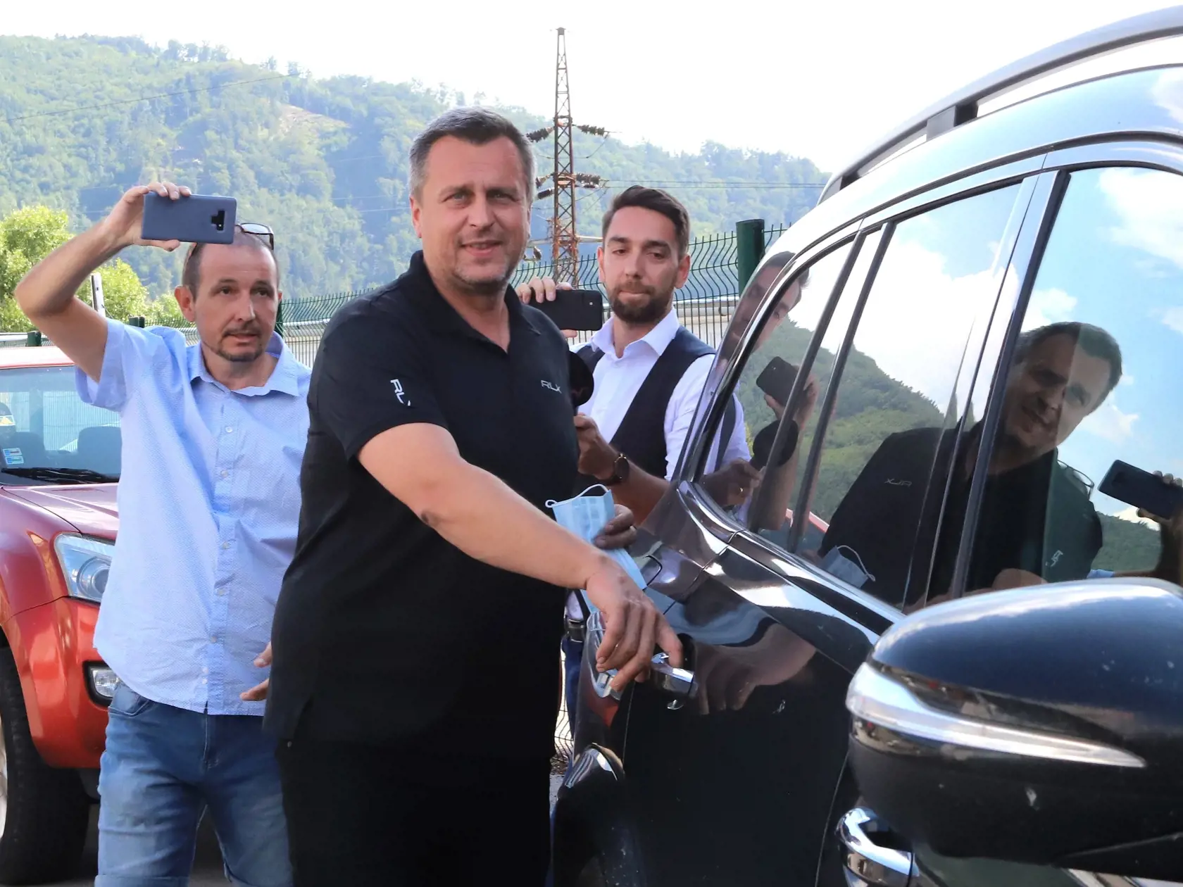 Na snímke bývalý predseda Národnej rady SR a líder mimoparlamentnej Slovenskej národnej strany (SNS) Andrej Danko nastupuje do auta po výpovedi na Národnej kriminálnej agentúre (NAKA) v Banskej Bystrici 23. júla 2020. FOTO TASR - Ján Krošlák