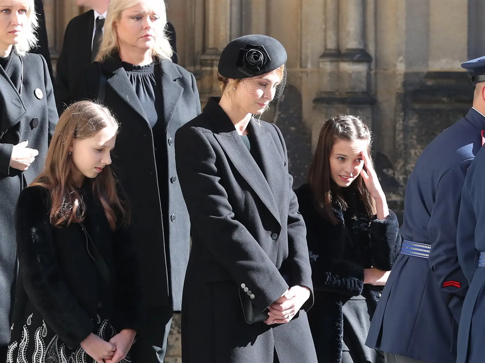 12.15 h 12. 10. 2019 Praha Katedrála  sv.Víta: Obe dievčatá rozlúčku s otcom niesli veľmi ťažko.