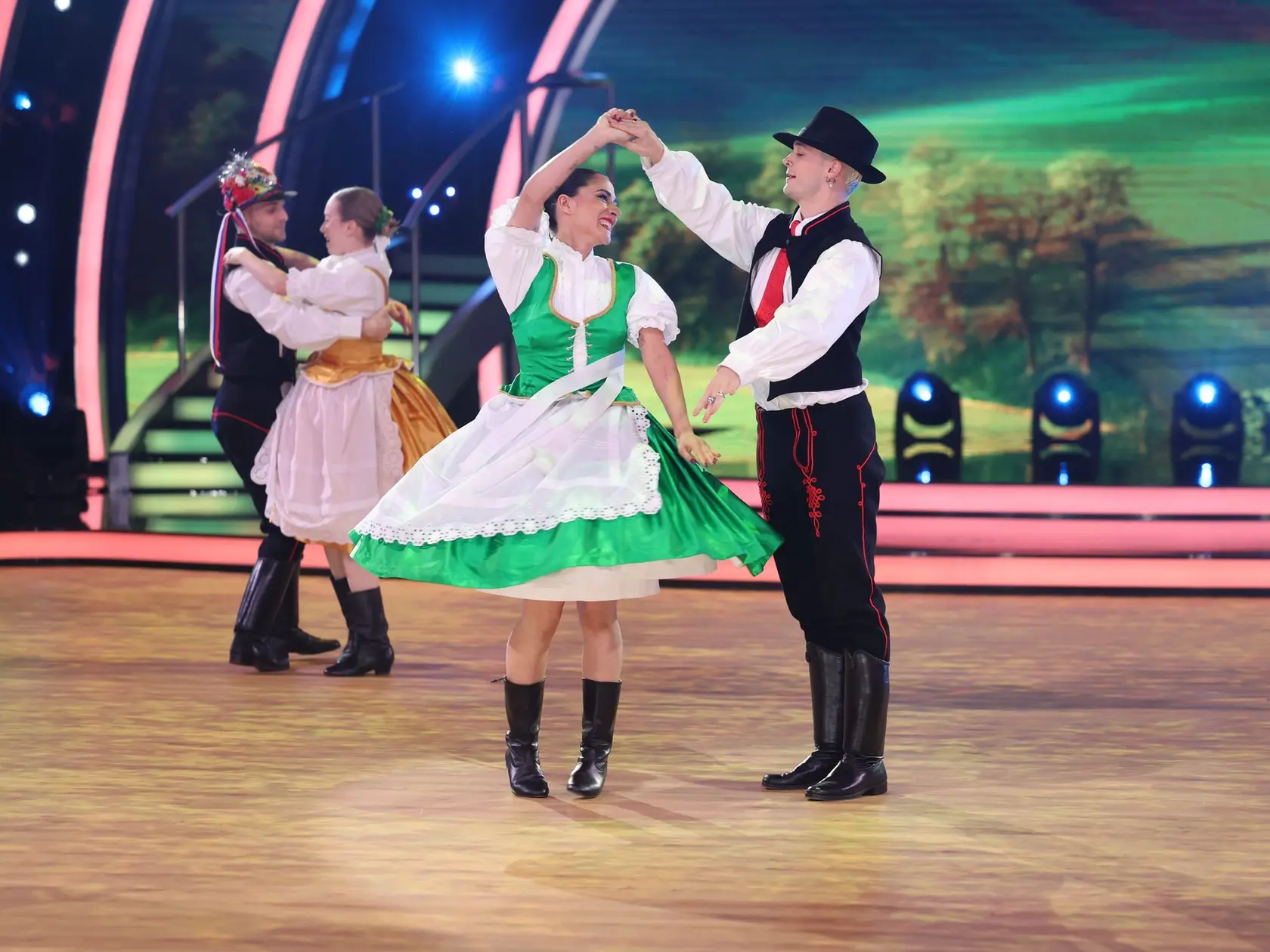 8. kolo Let's Dance. Na snímke Eva Burešová a Maytáš Adamec.