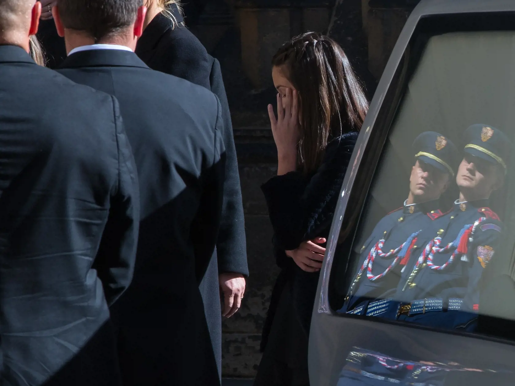 Obe dievčatá rozlúčku s otcom niesli veľmi ťažko.