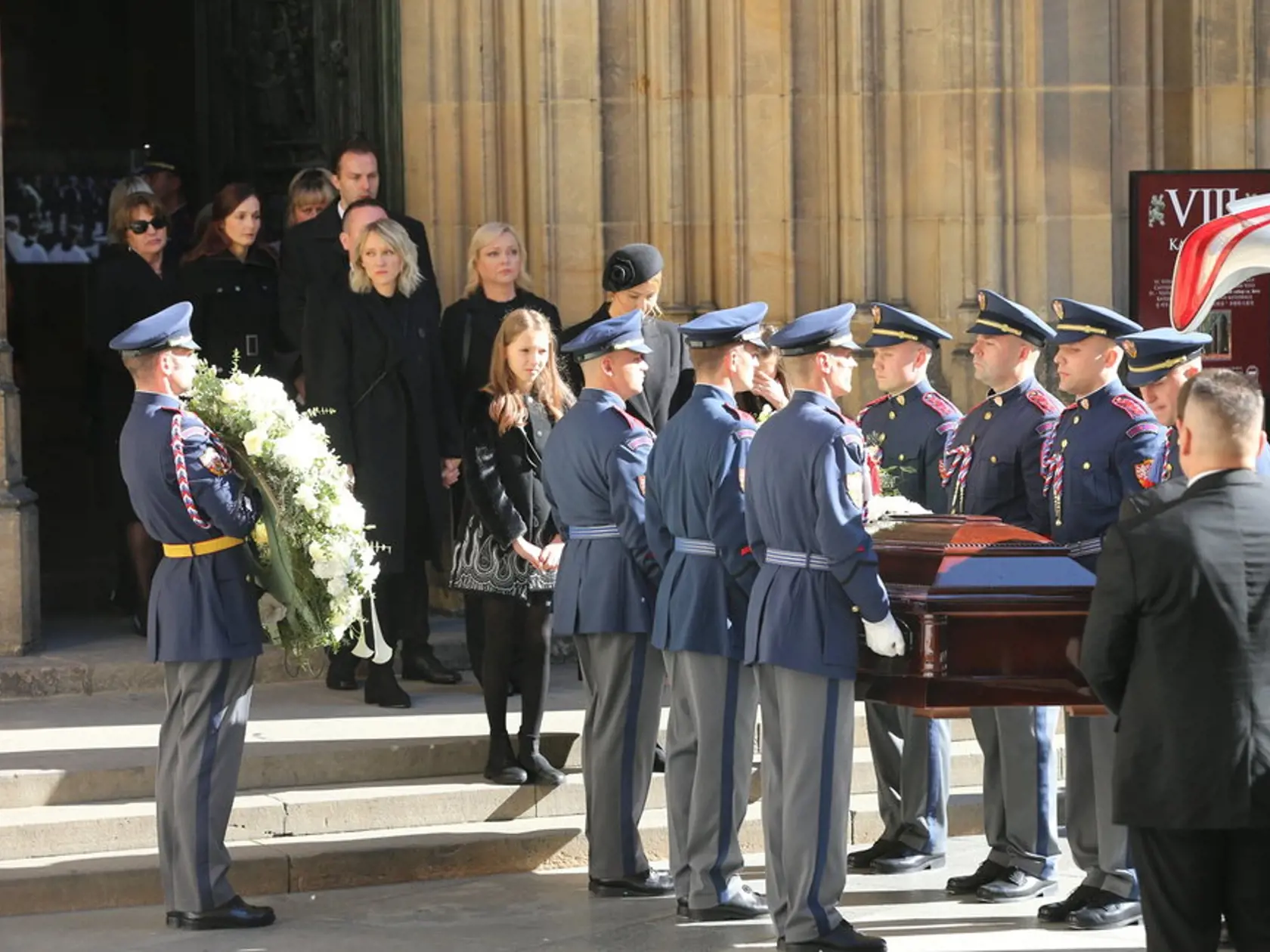 Rozlúčku v krematóriu už Charlottka nezvládla. Pri rakve stála iba Nelly Sofie.