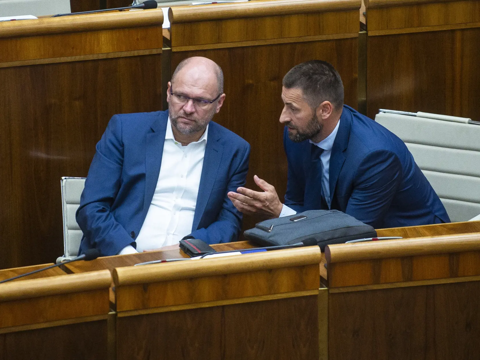 Na snímke je zľava minister hospodárstva SR Richard Sulík (SaS) a poslanec NR SR Marián Viskupič (SaS) počas rokovania 9. schôdze NR SR.